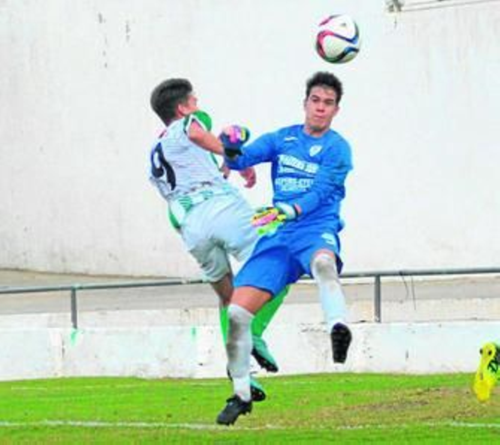 Álex, portero del Arcos, se esfuerza para evitar que el mano a mano con Marc acabe en gol.