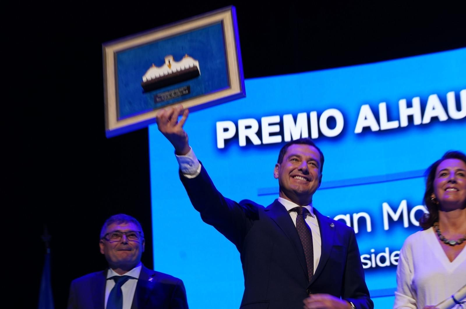 Juanma Moreno recibe emocionado el Premio Alhaurino del Año 2022. Juanma Moreno recibe emocionado el Premio Alhaurino del Año 2022.