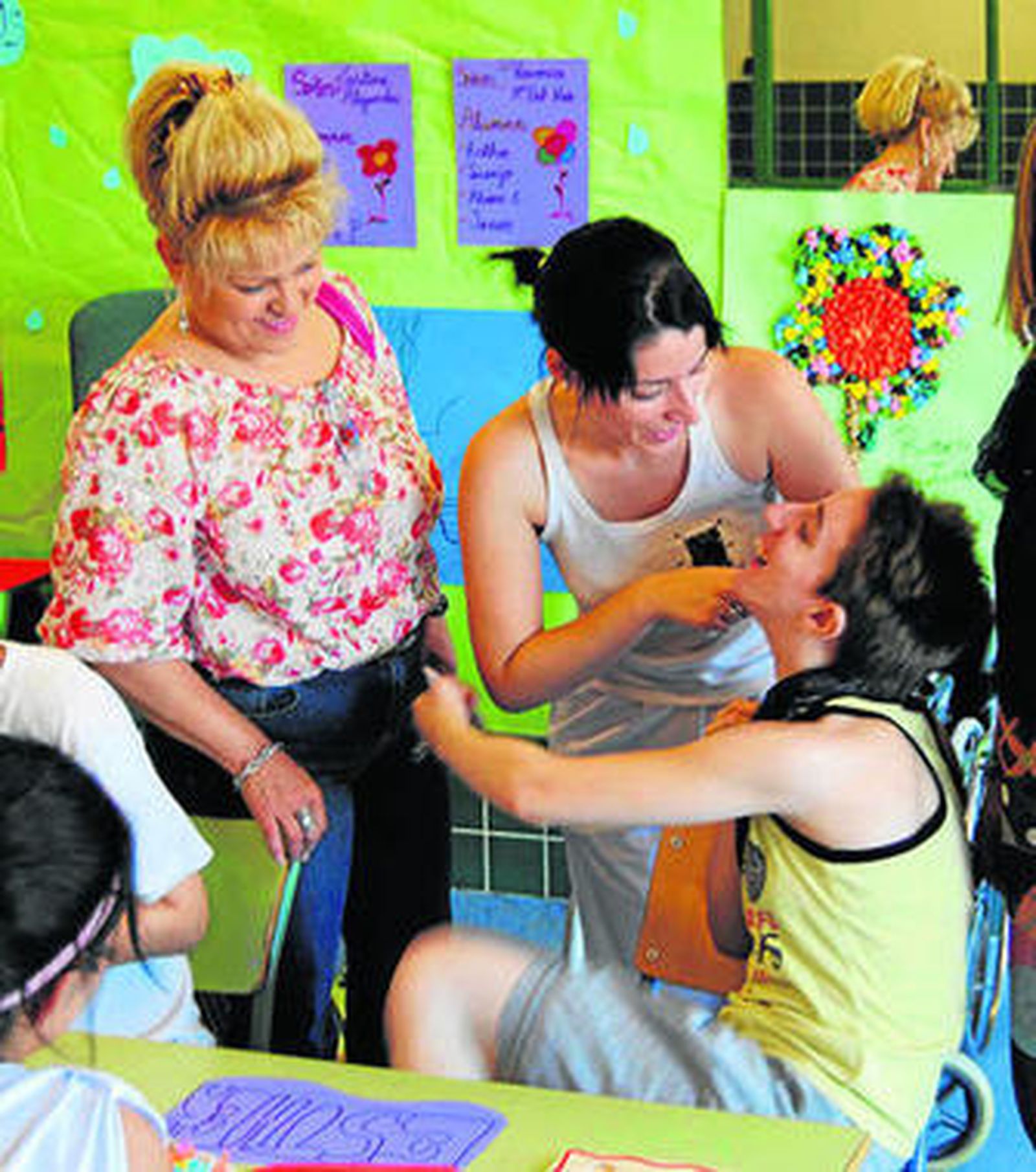 Las consejeras de Igualdad y Empleo en uno de los proyectos apoyados