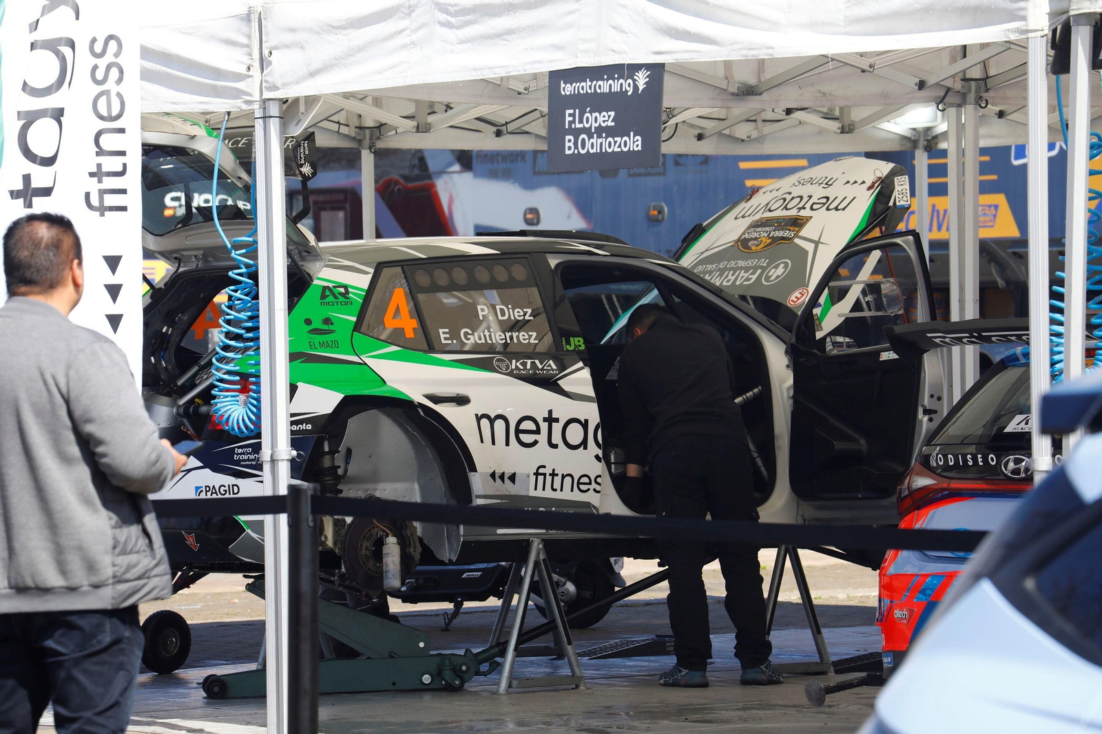 Rallye Sierra Morena 2023: Los pilotos ya preparan sus vehículos en El Arenal