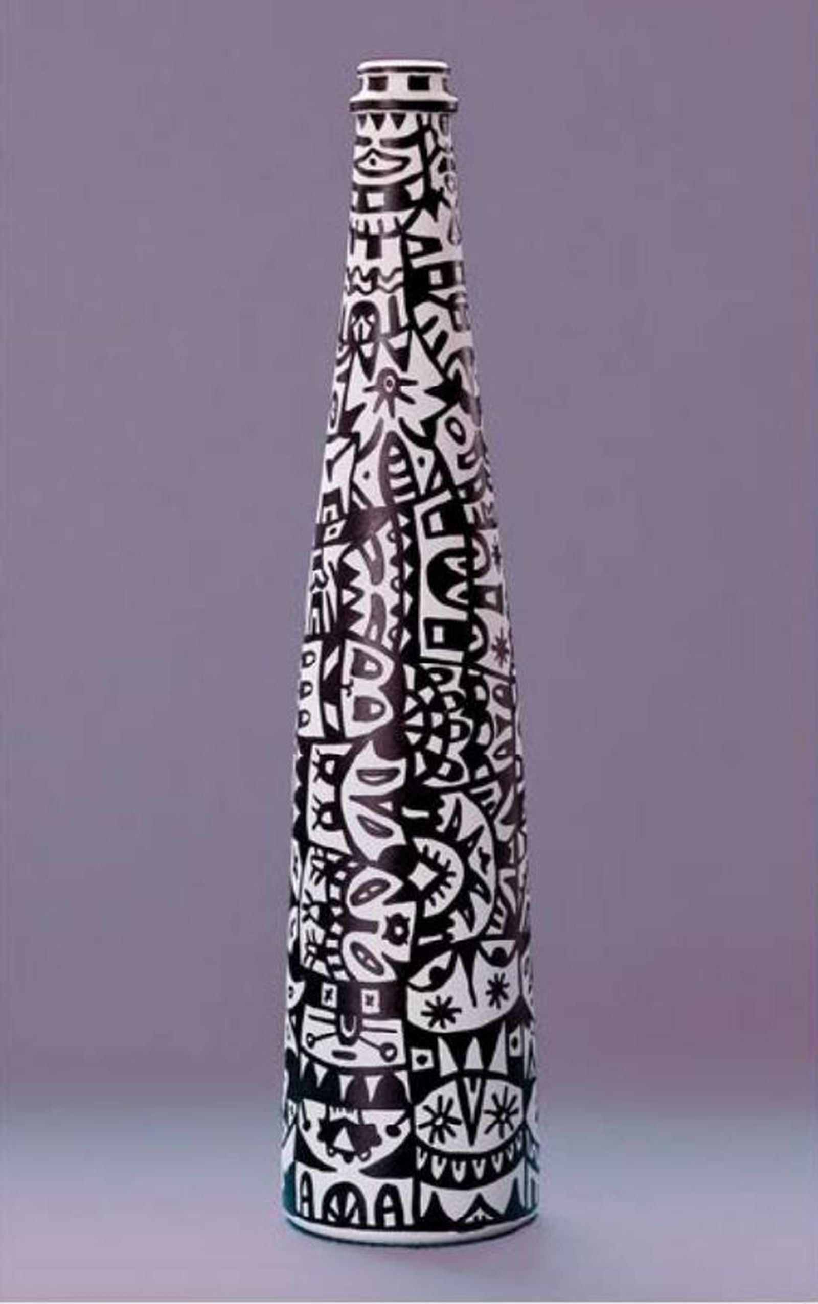 'Botella reciclada' de Fátima Pemán con grafía que remite a culturas primitivas.