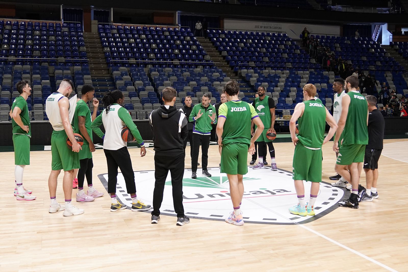 Ibon Navarro da órdenes en un entrenamiento.