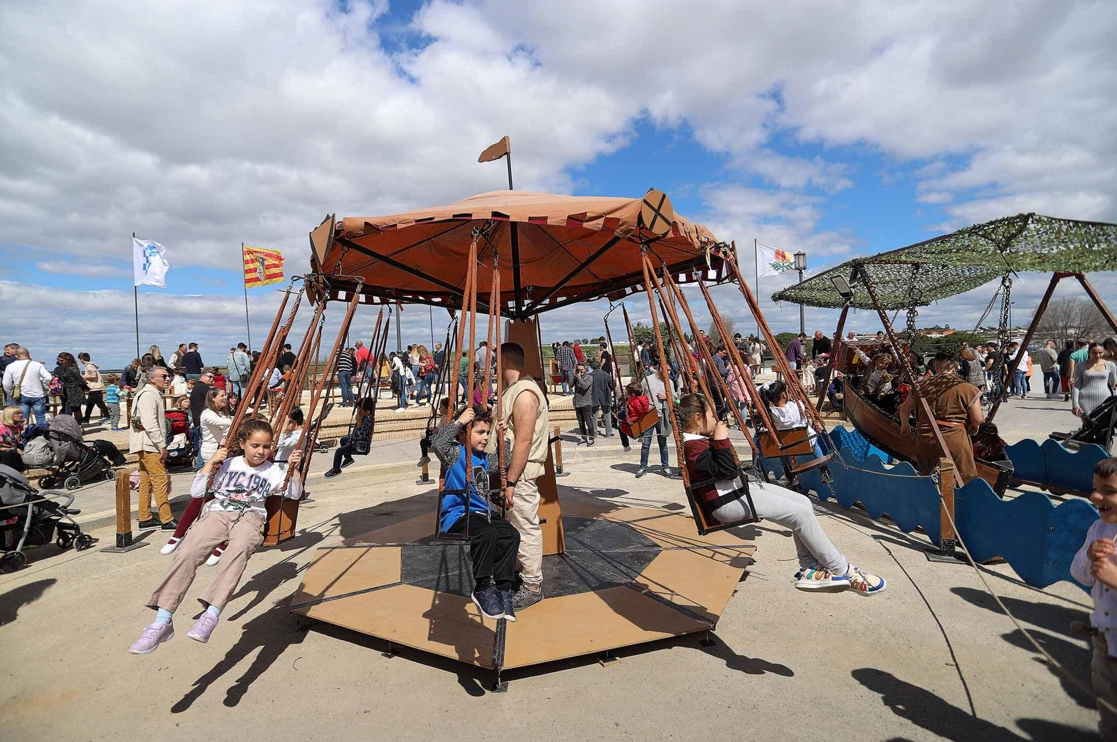 Imágenes del gran ambiente en la Feria Medieval de Palos de la Frontera, Huelva