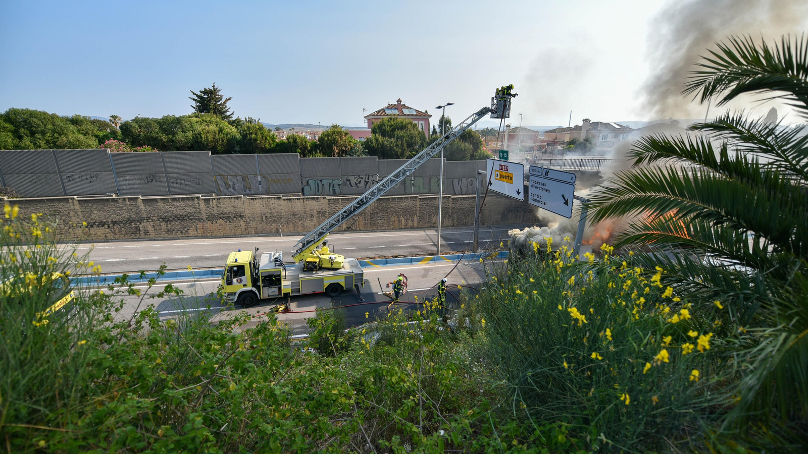 Las fotos del incendio de un camión en el Acceso norte al Puerrto de Algeciras