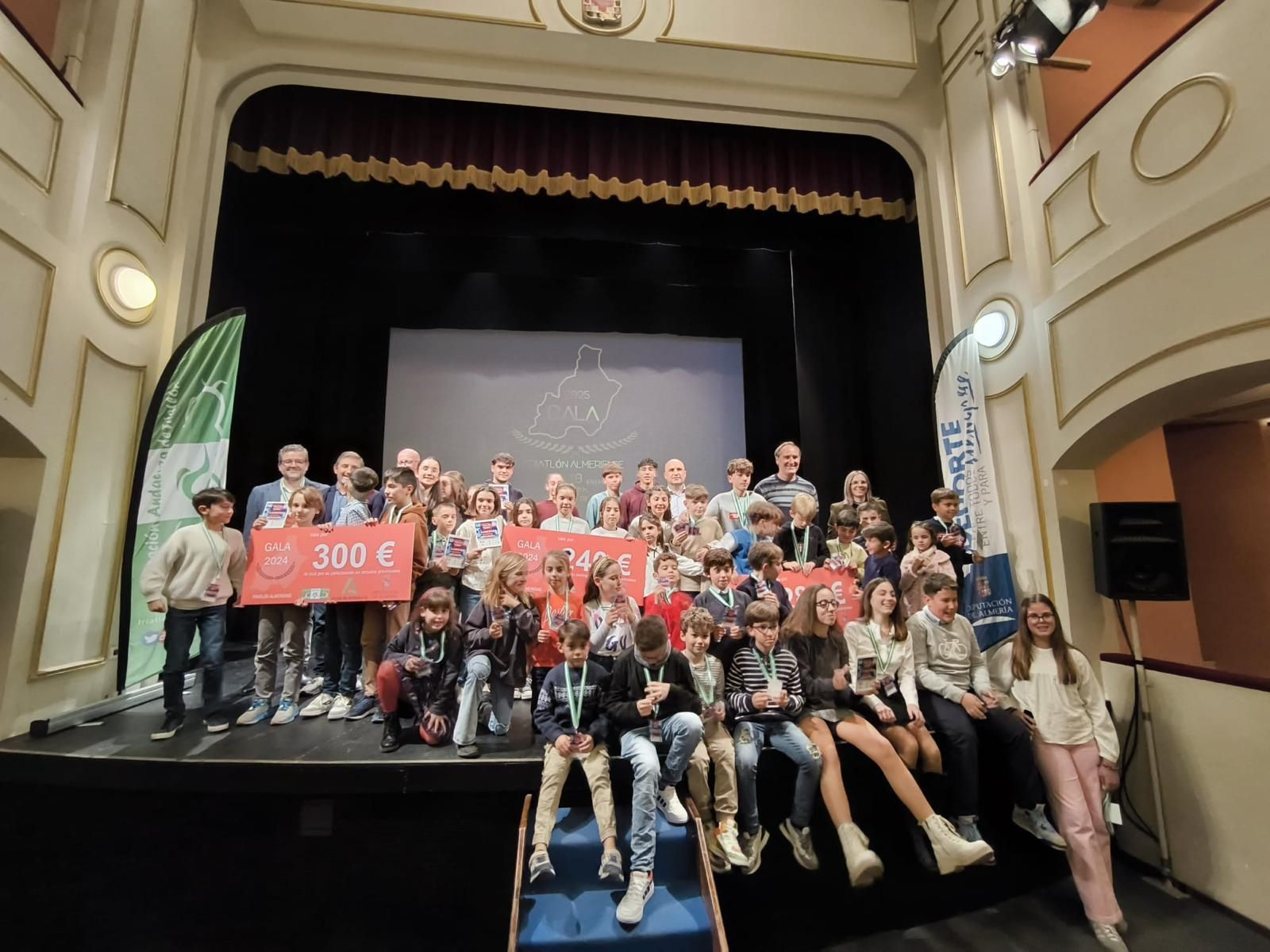 Los ganadores del Circuito de menores posan con sus premios sobre el escenario del Teatro Apolo.