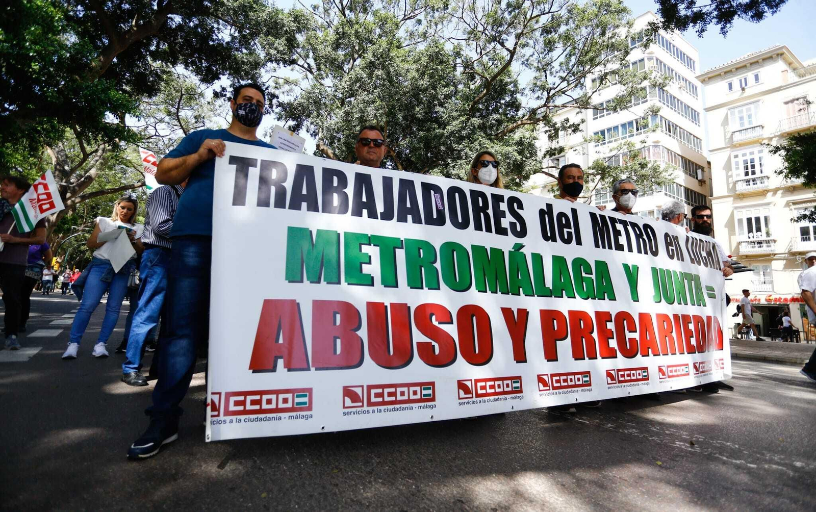 La manifestación convocada por los sindicatos CCOO y UGT el 1 de mayo en Málaga, en fotos