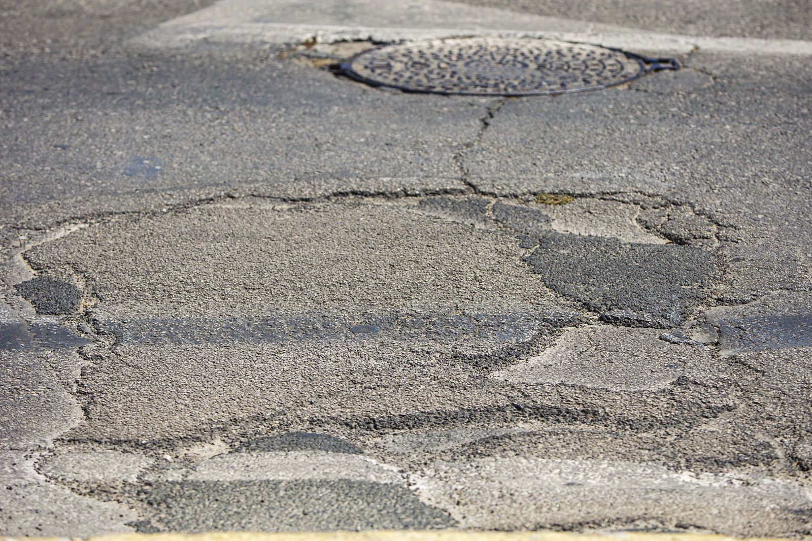 Buena parte de las carreteras de la ciudad dejan a la luz desperfectos que una imagen de abandono.