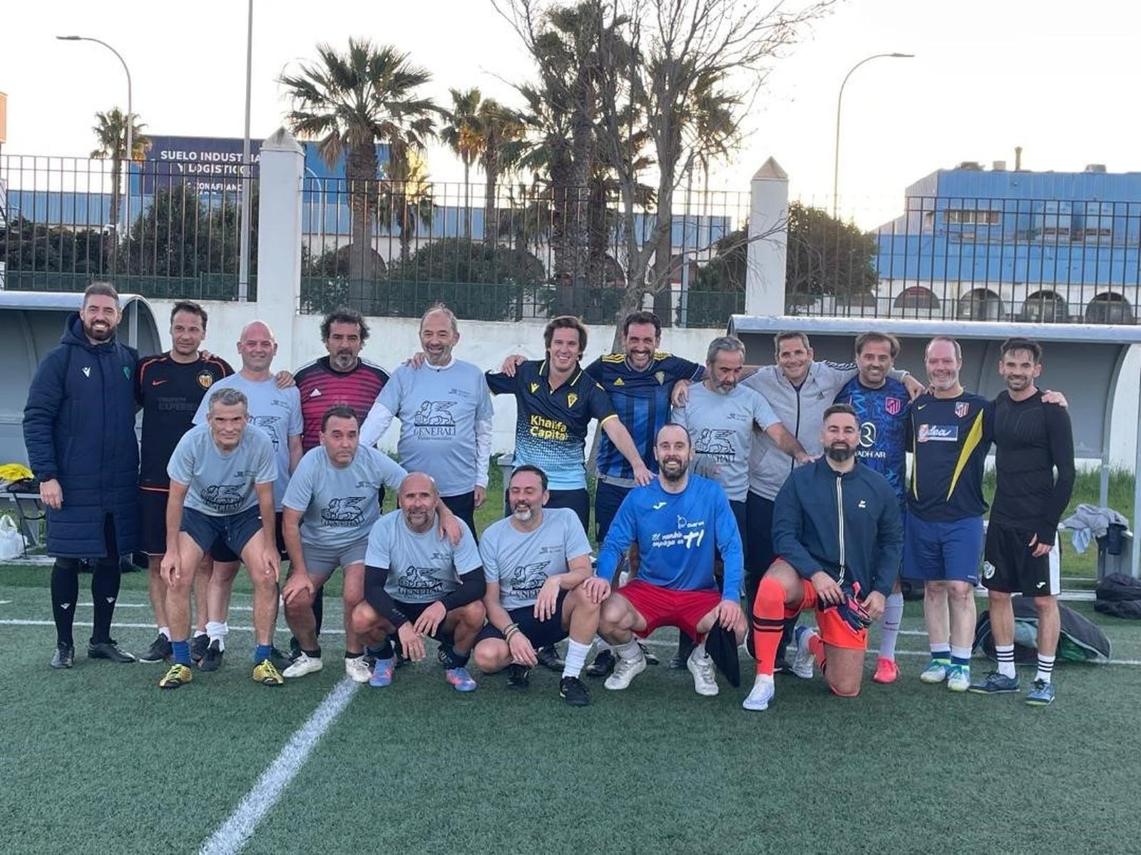 José Ramón Ortega, Maxi Macías, Carlos Lucero, Pablo Gallardo, David de la Cruz, Nandi Rodríguez, Raúl Fernández, Fernando Devesa, David Doña, Melchor Mateo, Miguel Velasco, José Antonio Iglesias  y Fernando Santiago, entre otros, durante la celebración del partido del fútbol en Complejo Elcano.