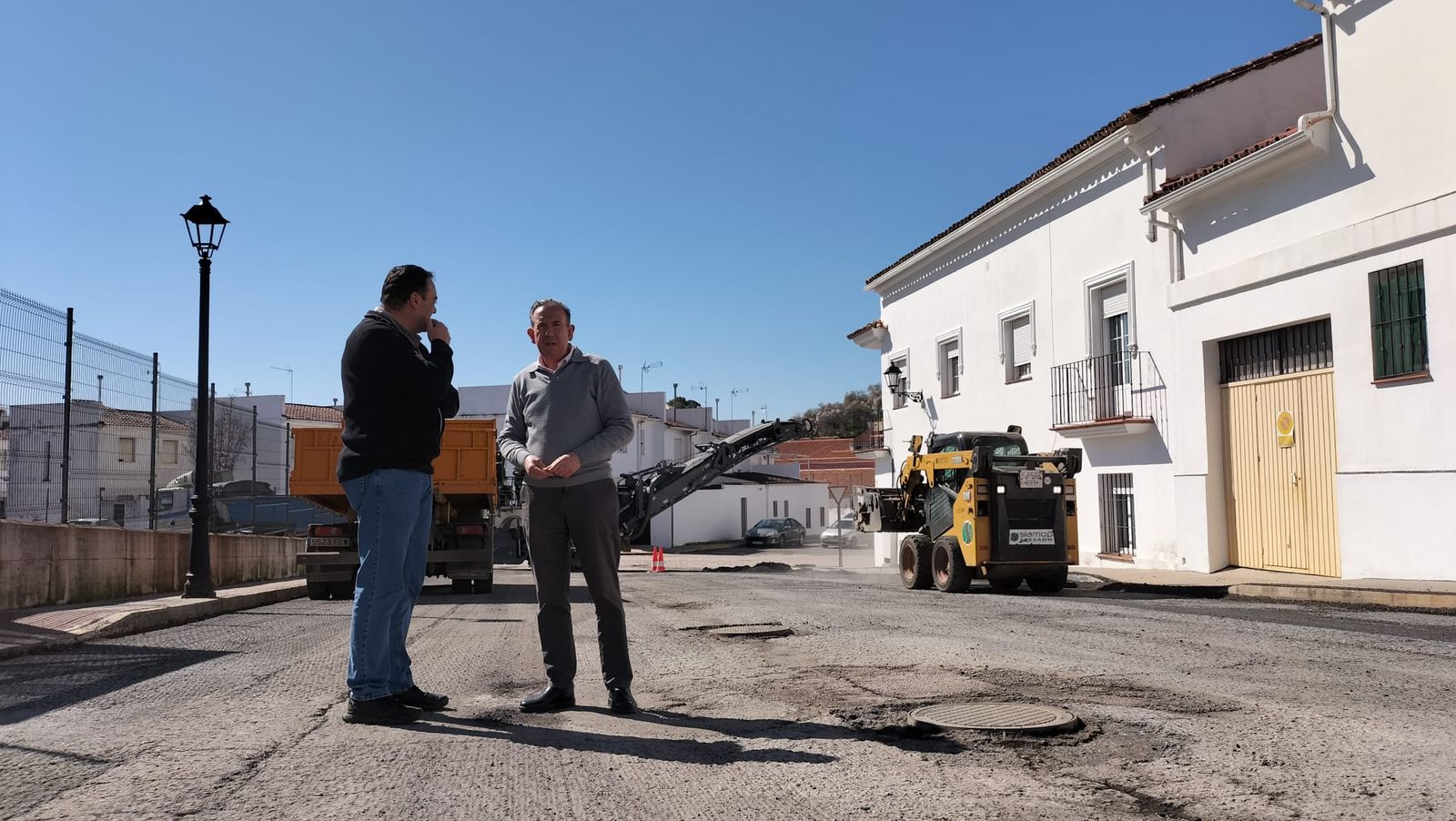 Visita del alcalde de Aracena, Manuel Guerra, a las obras de asfaltado de la calle Aníbal González.