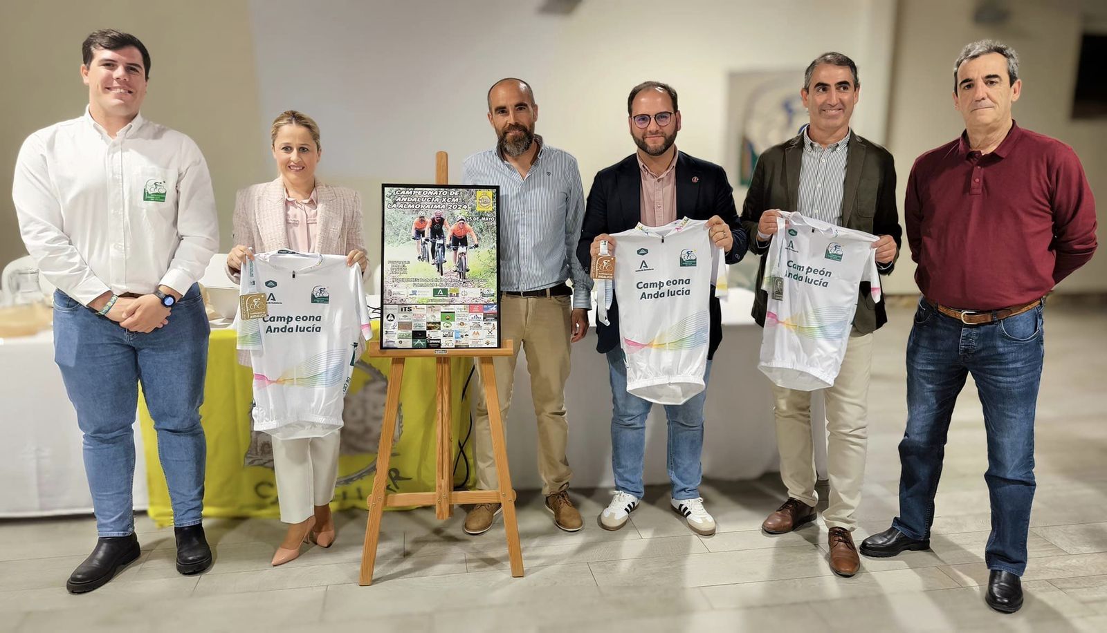 Los participantes en la presentación, con el cartel de la prueba