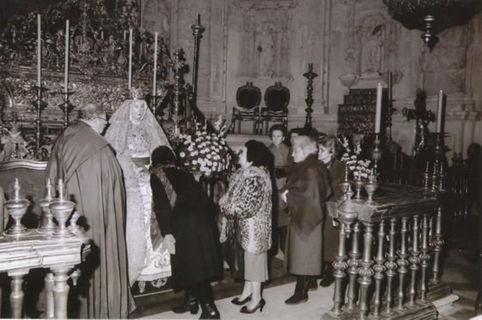 El padre Pérez Estudillo. Los canónigos tenían la costumbre de limpiar la mano de la Virgen durante sus besamanos. Esta estampa se ha perdido. Ahora lo hacen los miembros de la asociación.

Foto: Jesus Martin Cartaya