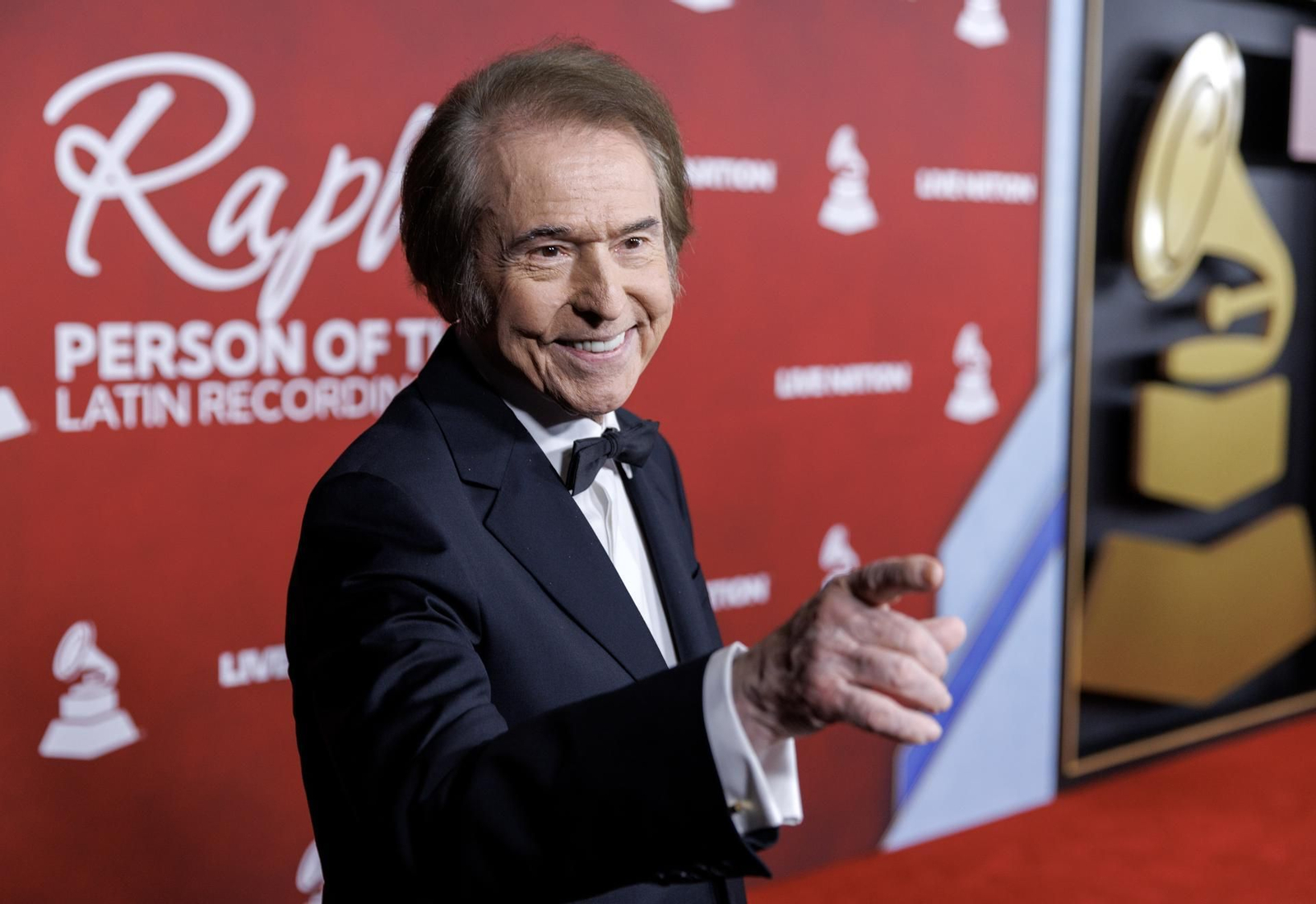 Raphael, en la alfombra roja antes de recibir su homenaje como Persona del Año de los Latin Grammy.