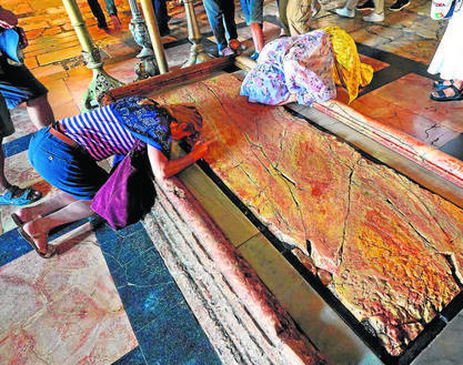 Un grupo de cristianos en la Iglesia del Santo Sepulcro de Jerusalén.
