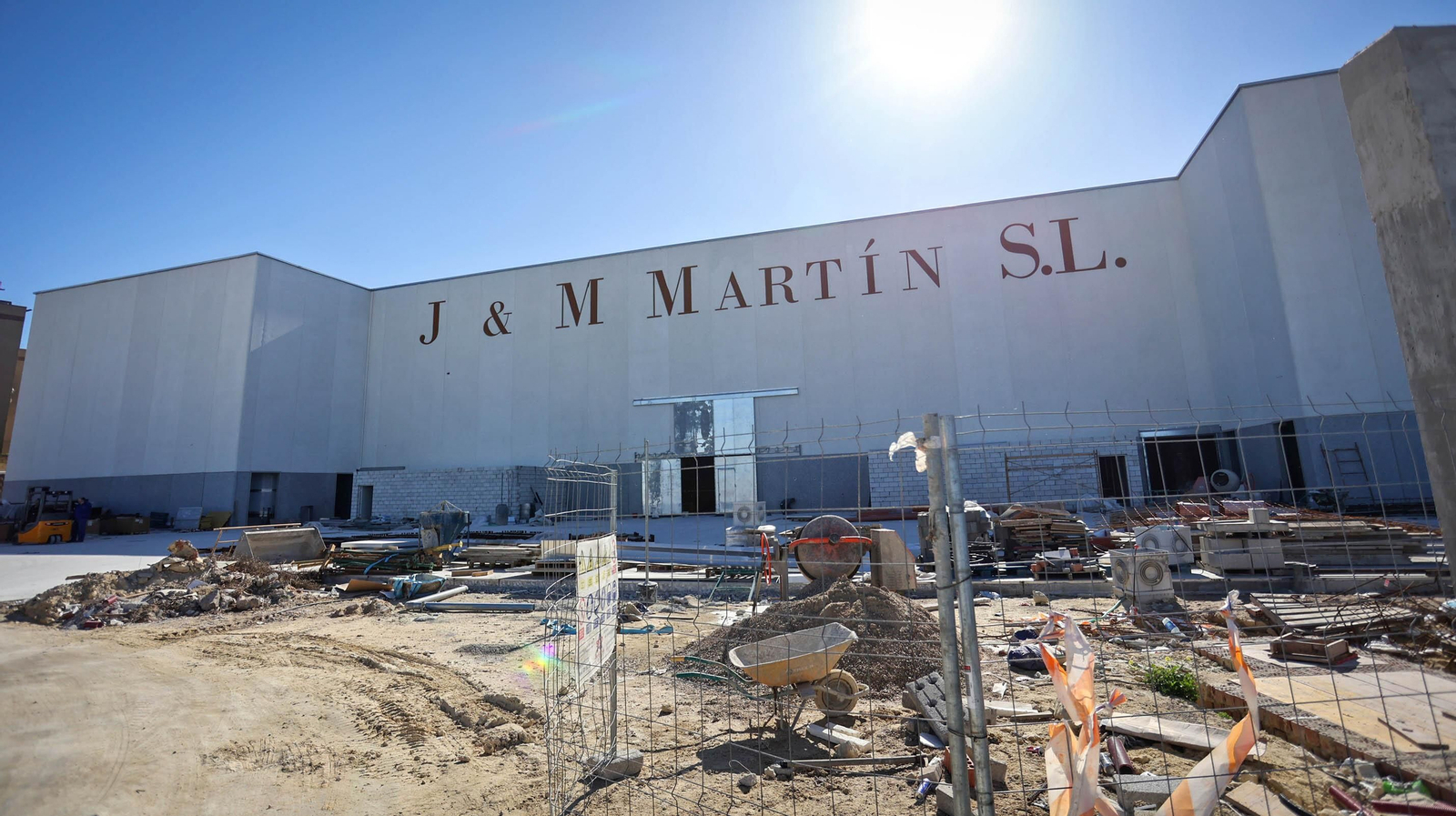 Fachada de la ampliación de las instalaciones de Bodegas José y Miguel Martín, en la autovía de salida hacia El Puerto.
