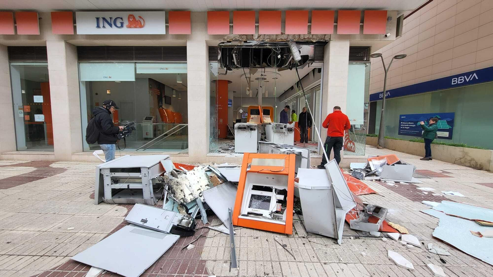 Retiran los escombros que ha dejado la explosión del cajero en la sucursal bancaria de la avenida de Andalucía