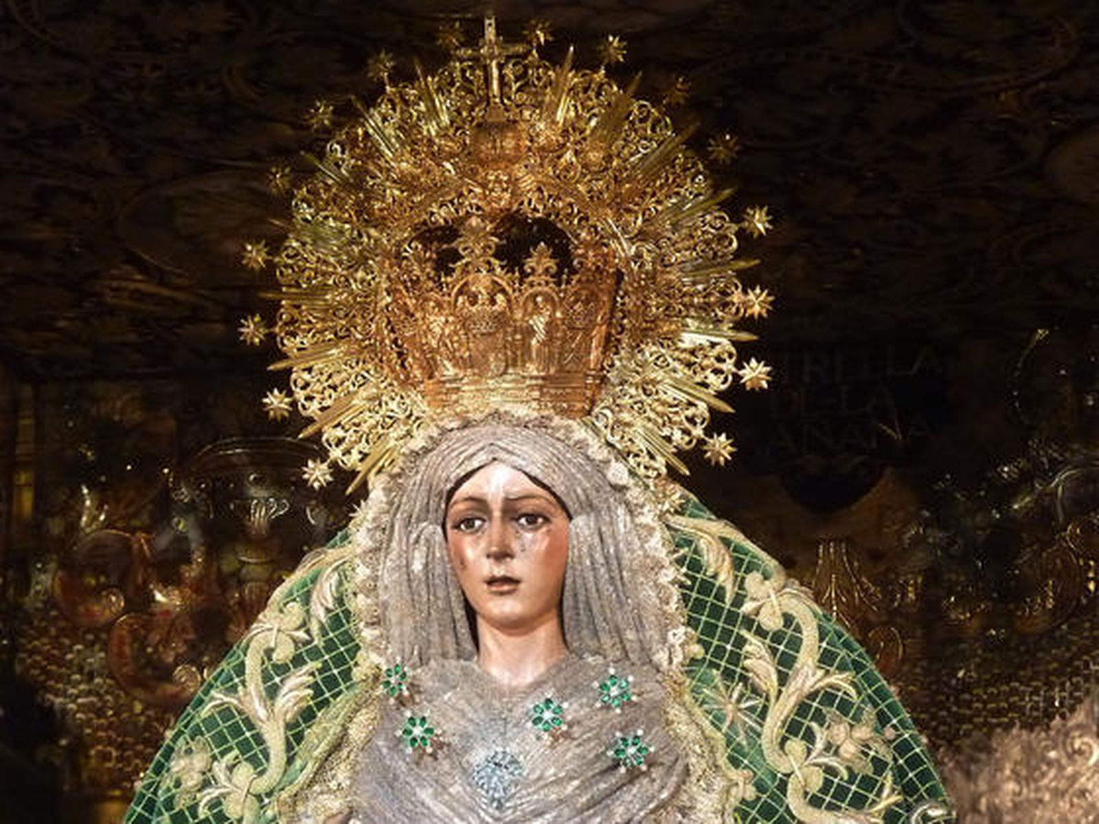 La Virgen luce ataviada como aparece en el azulejo que remata su arco con el manto camaronero.

Foto: Ruesga Bono
