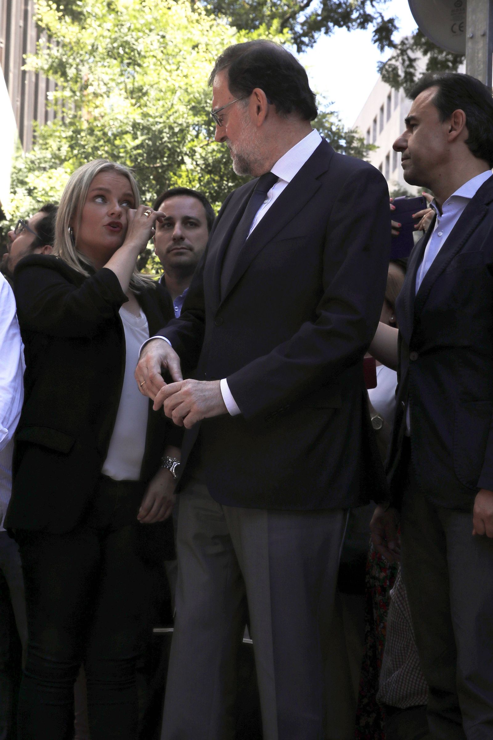 Mari Mar Blanco se seca las lágrimas en presencia de Rajoy el pasado lunes.