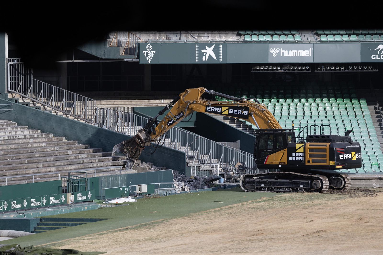 Las fotos de la demolición de la grada de Preferencia del estadio del Betis