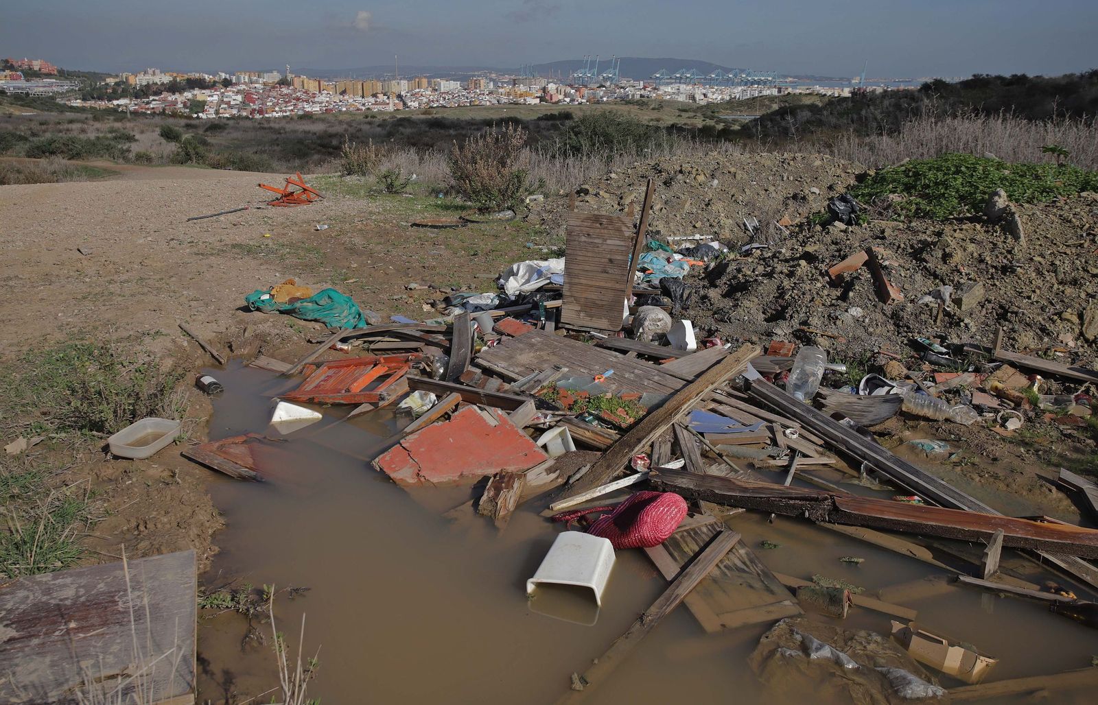 Fotos de los vertederos y escombreras ilegales en la zona de Alamillos Oeste en Algeciras