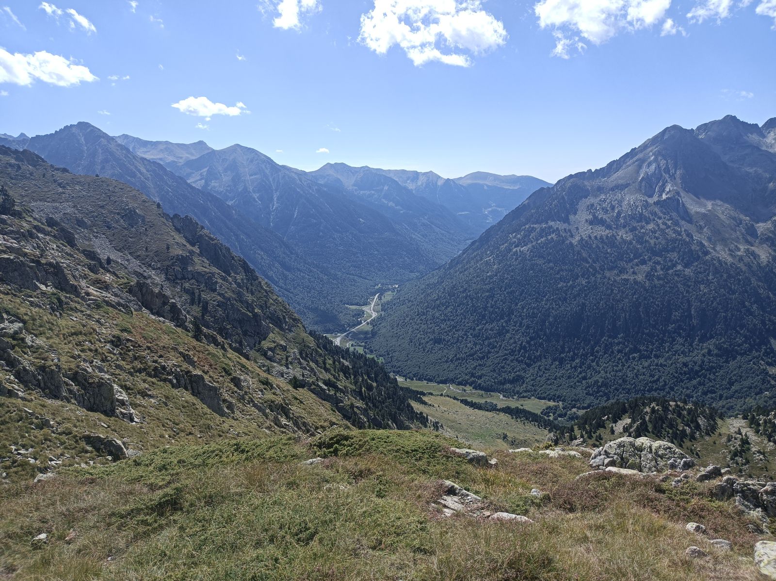 Lo que se ve abajo del todo es la boca sur del Túnel de Viella. Hacia allí bajamos.