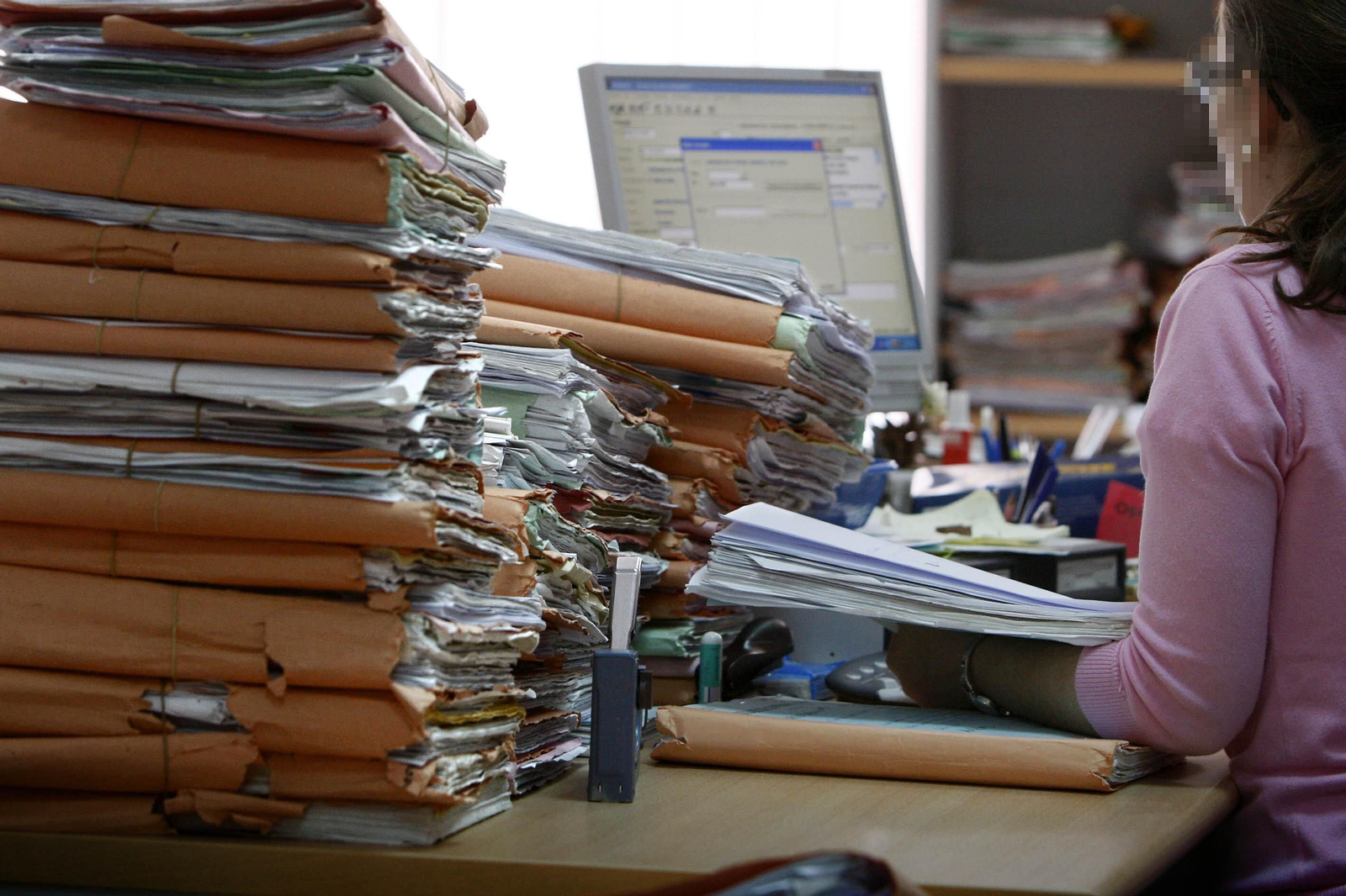 Imagen de archivo que representa claramente el colapso judicial que sufren durante determinadas épocas los juzgados.