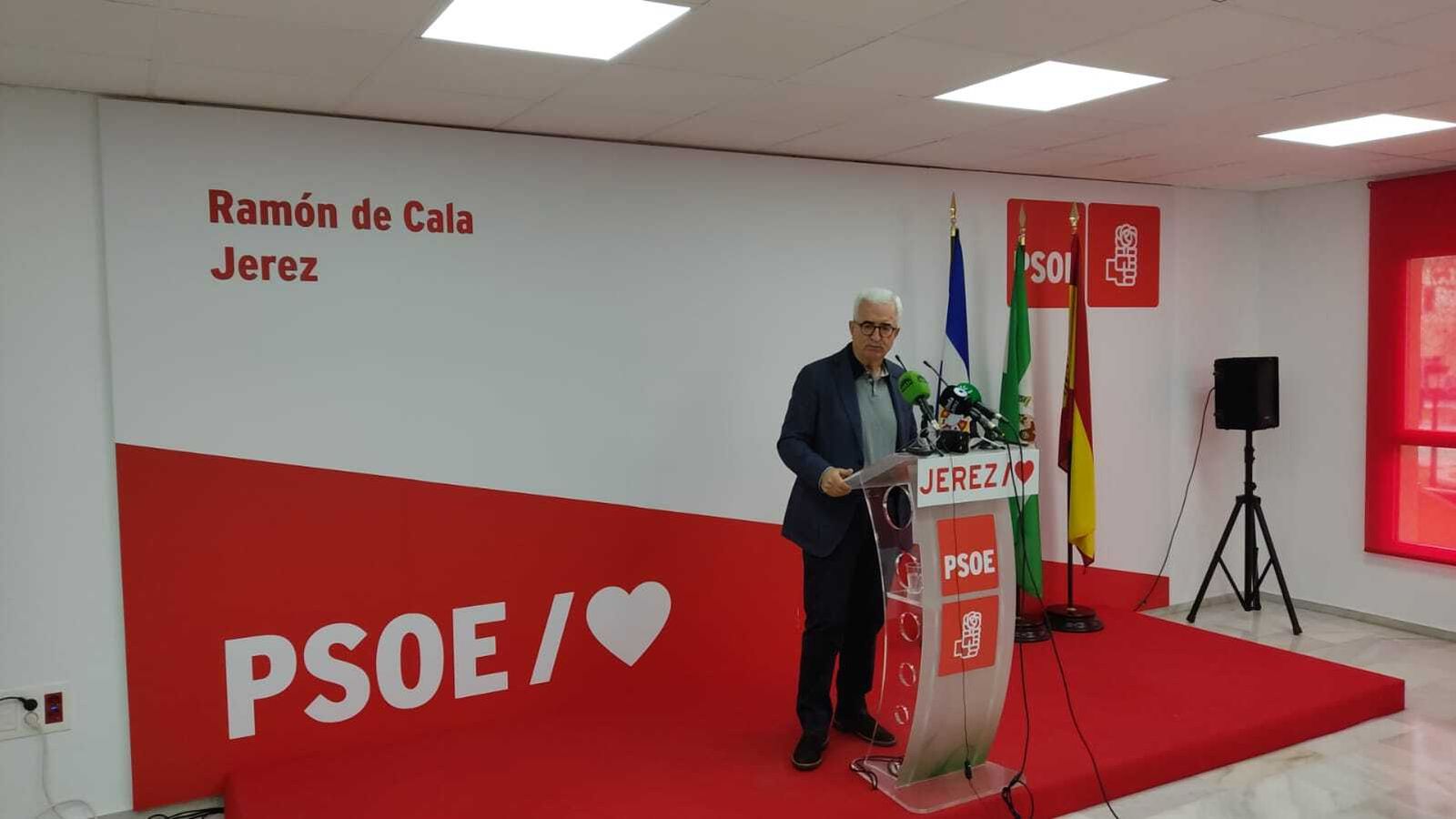 El parlamentario Manuel Jiménez Barrios en la sede local del PSOE.