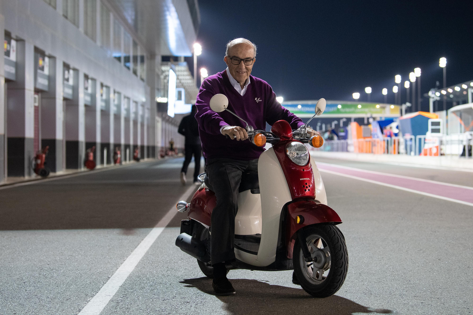 Carmelo Ezpeleta, posando para Diario de Jerez en el 'pit-lane' del circuito de Losail.
