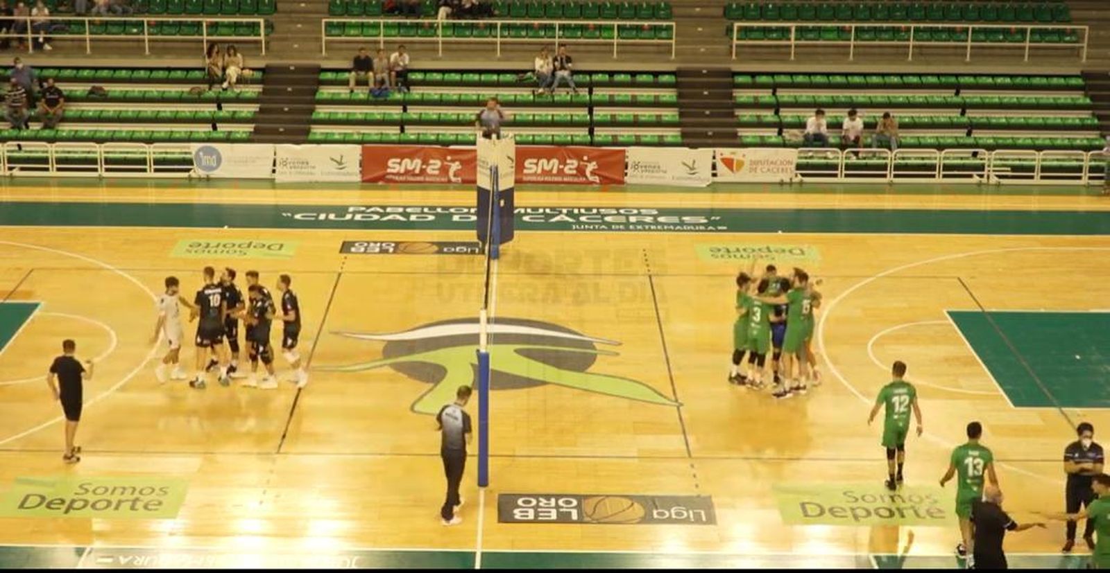 Los jugadores del Cáceres celebran uno de los puntos ante el CV Utrera.