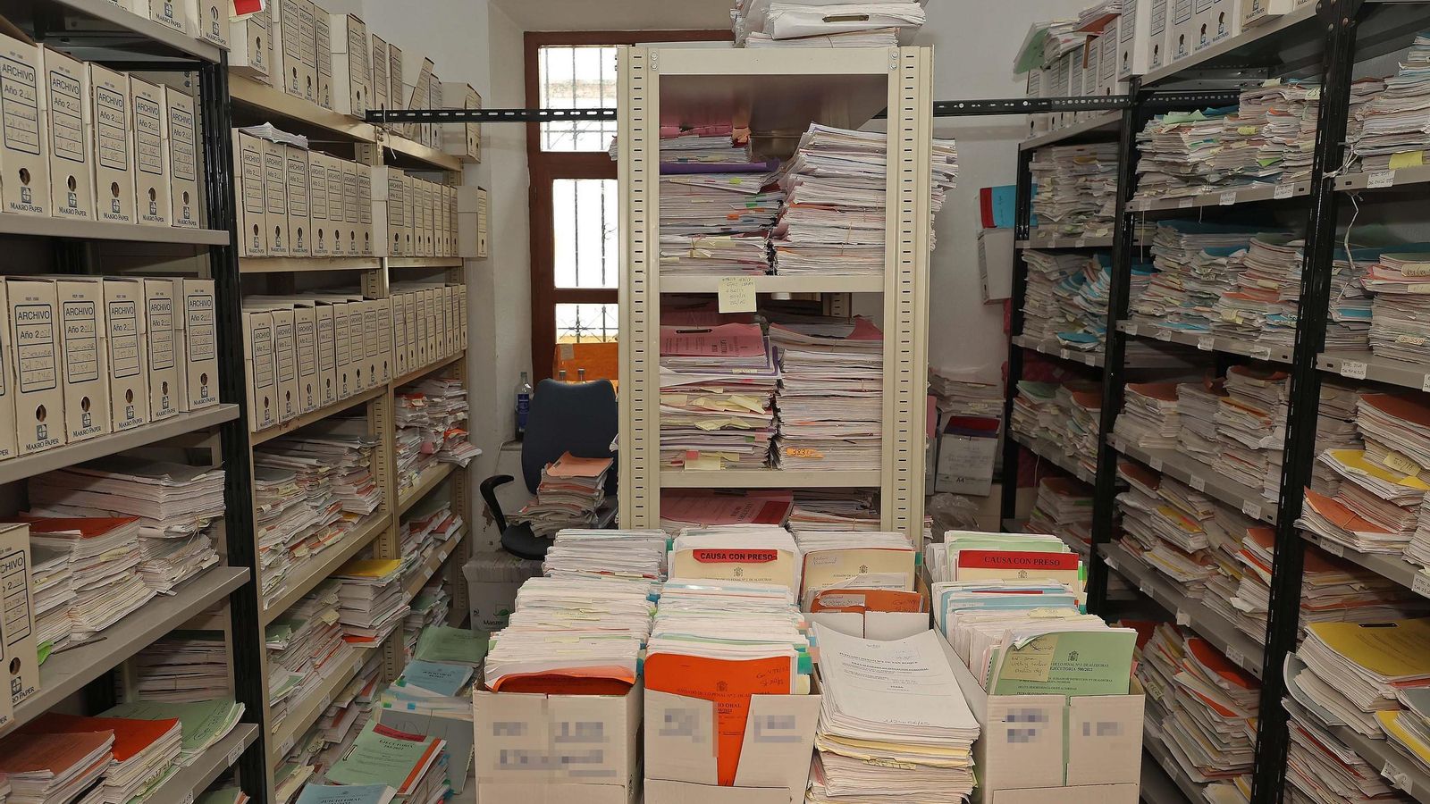 Expedientes acumulados en unas dependencias judiciales de Algeciras.