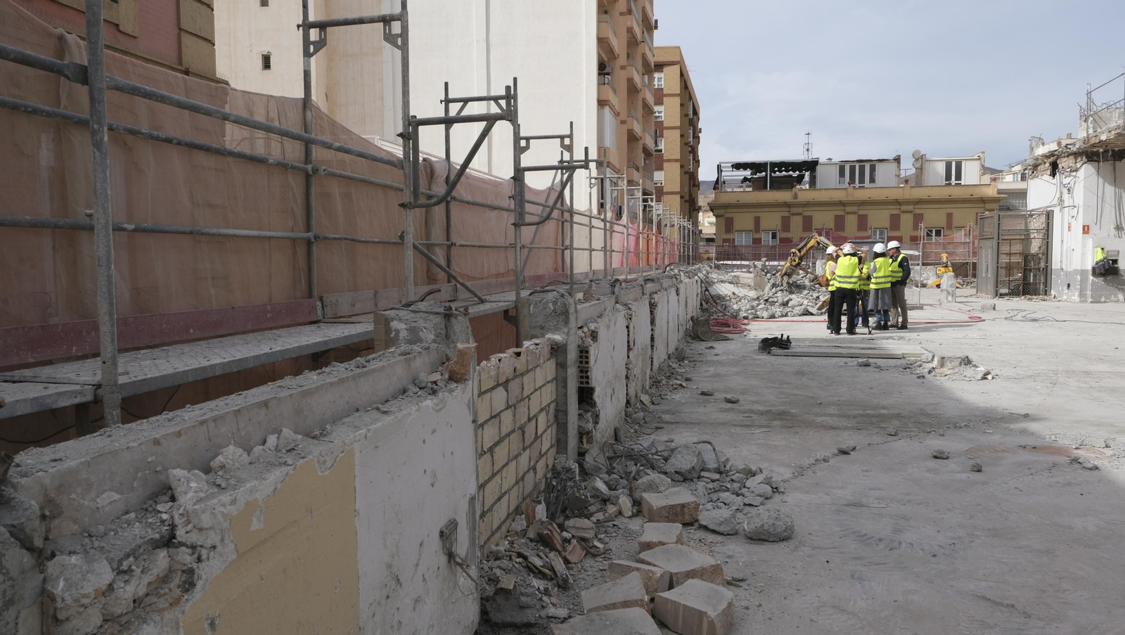 Las mejores imágenes del derribo de la oficina central de Correos en Almería