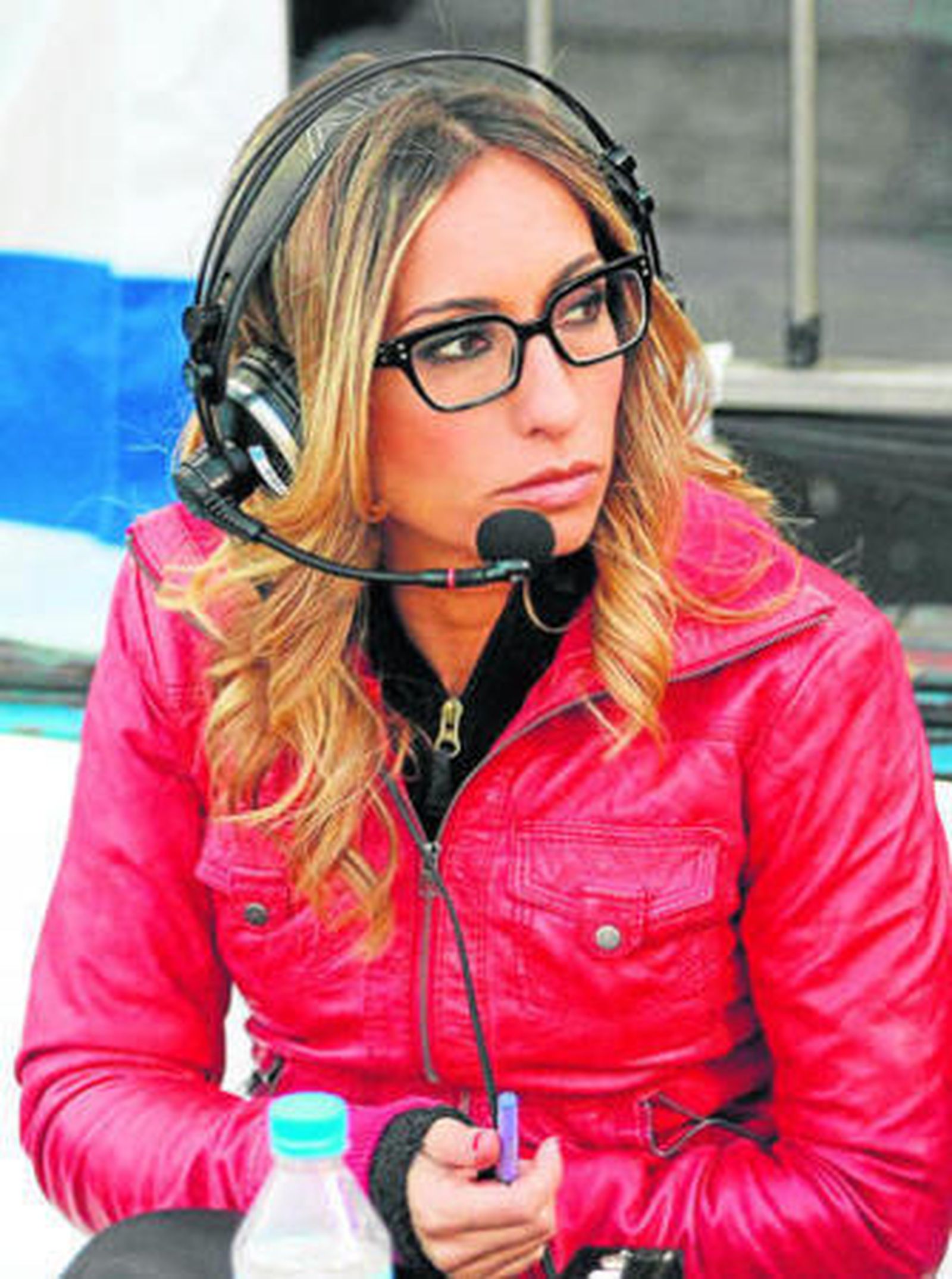 Con gafas de pasta de color negro durante la retransmisión de un partido de fútbol.