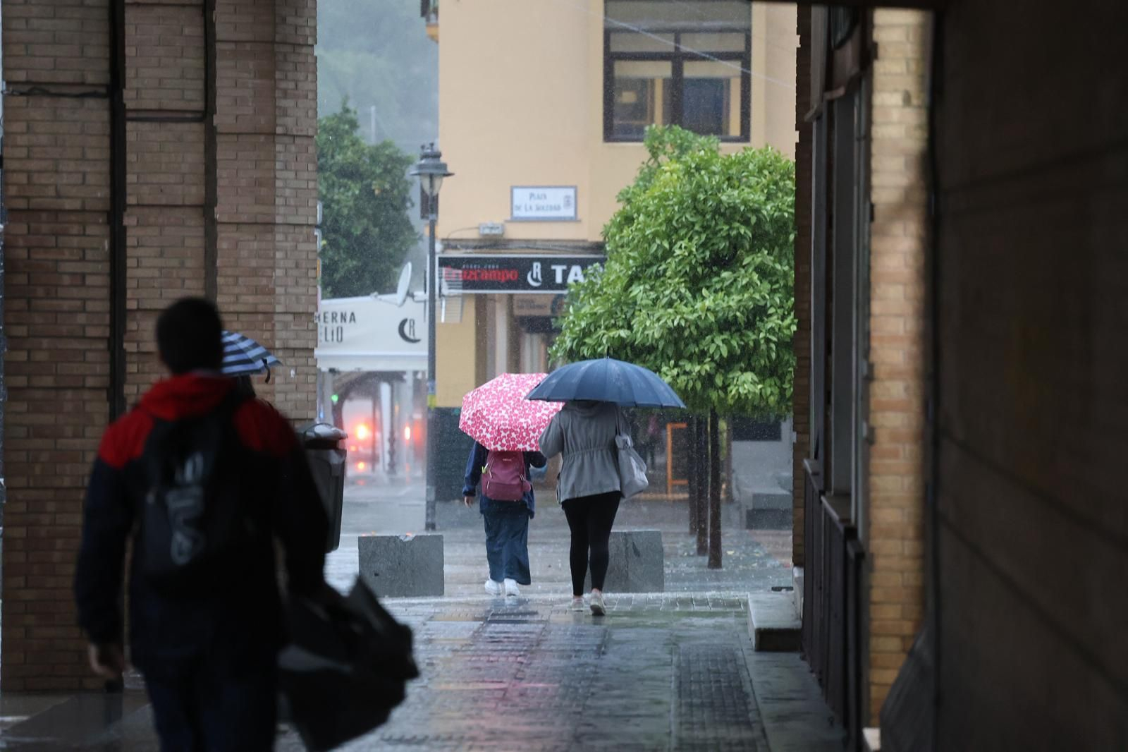 Las mejores imágenes del paso del fuerte temporal de lluvias, tormenta y rachas de viento por Huelva capital este miércoles