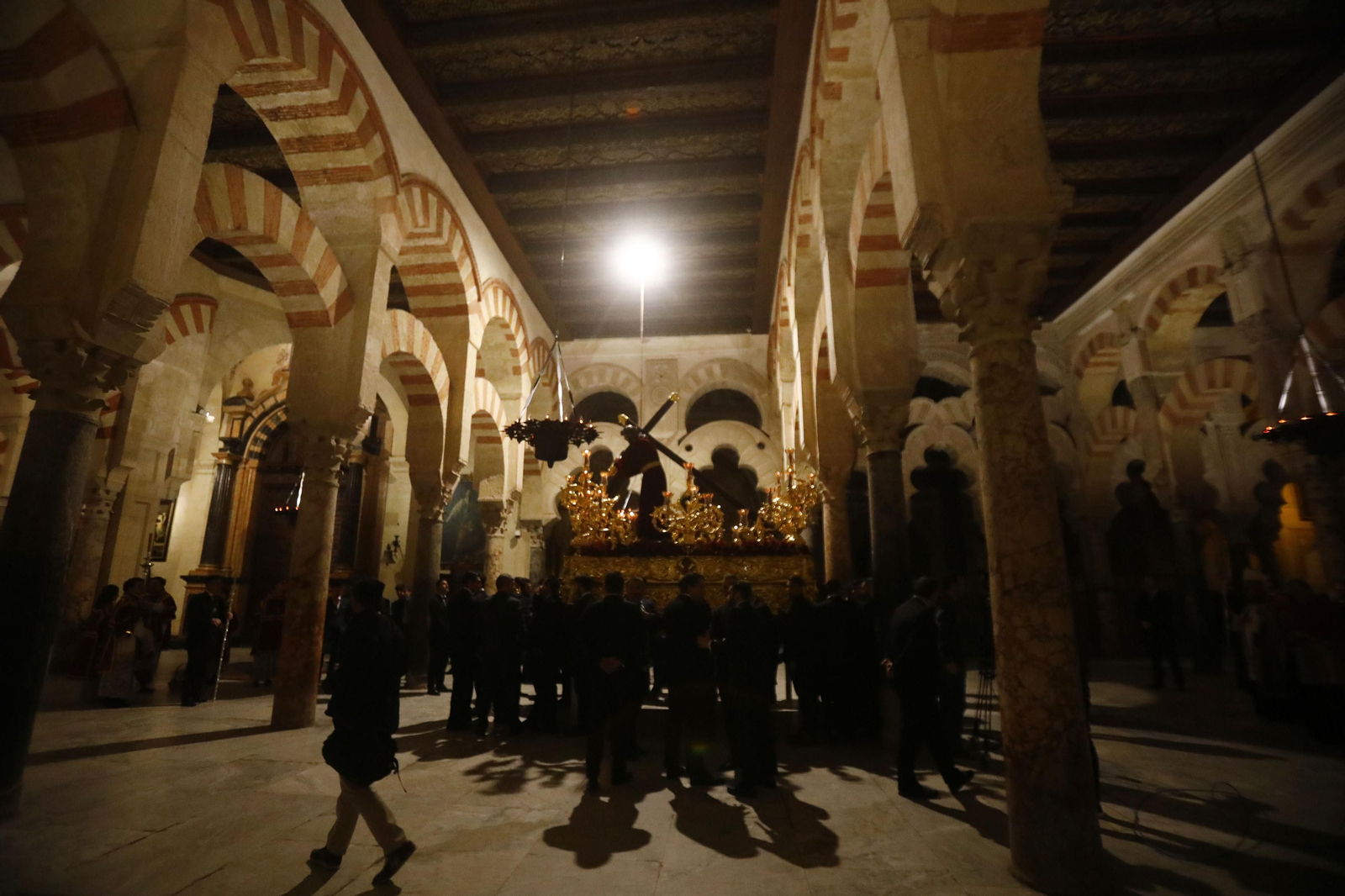 El vía crucis de la Agrupación de Cofradías de Córdoba, en imágenes
