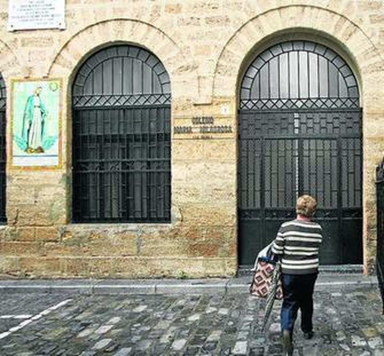 Entrada del colegio María Milagrosa.