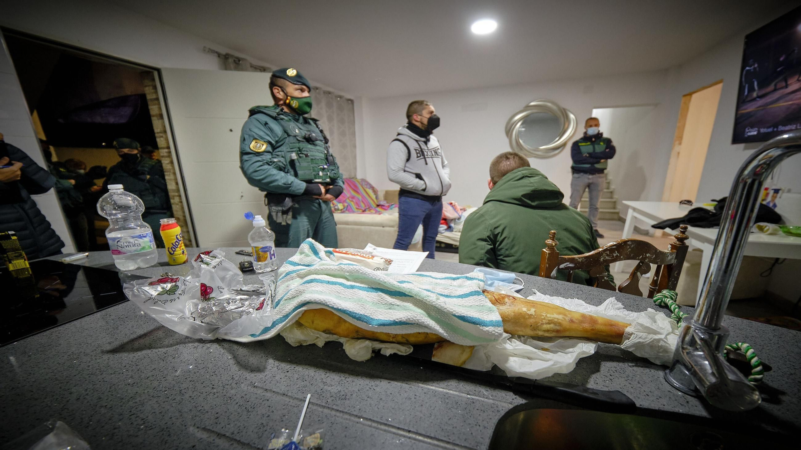 Registro y detenciones durante una operación antidroga desarrollada por la Guardia Civil