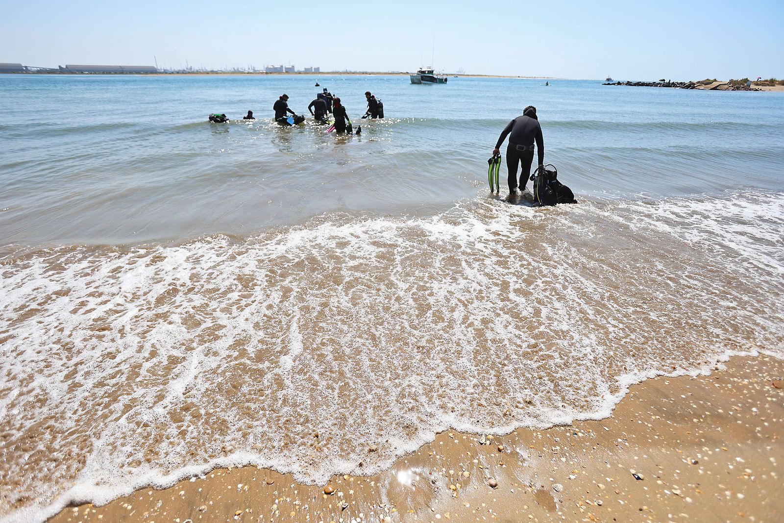 Imágenes de la gran recogida de residuos abandonados en el marco de la octava edición de '1m2 contra la basuraleza'. En la playa de la Canaleta.