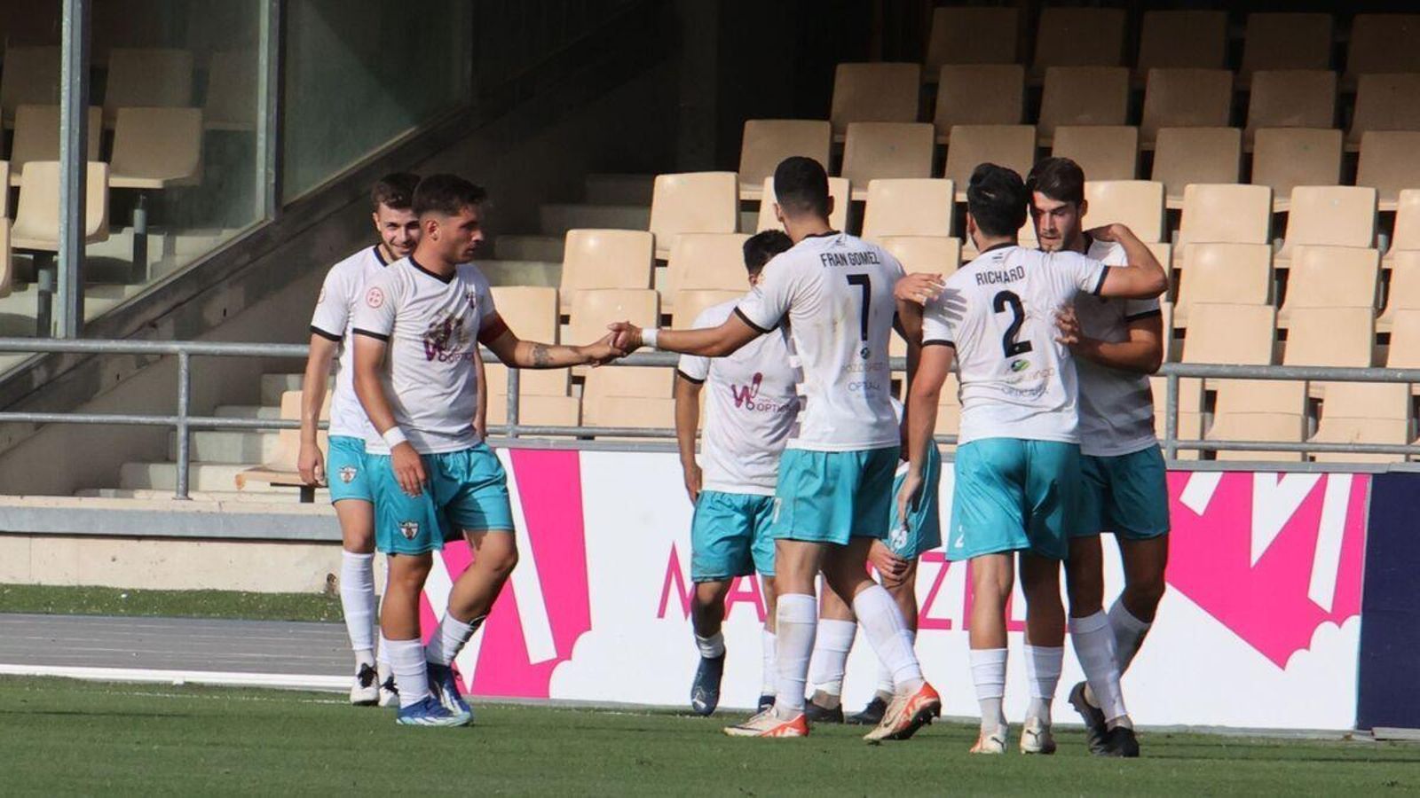 Los jugadores del Pozoblanco celebran el gol de Abraham.