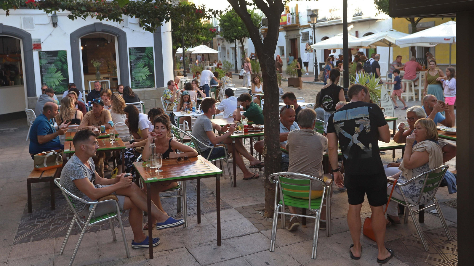Clientes en la terraza de un bar del centro de Tarifa. Clientes en la terraza de un bar del centro de Tarifa.