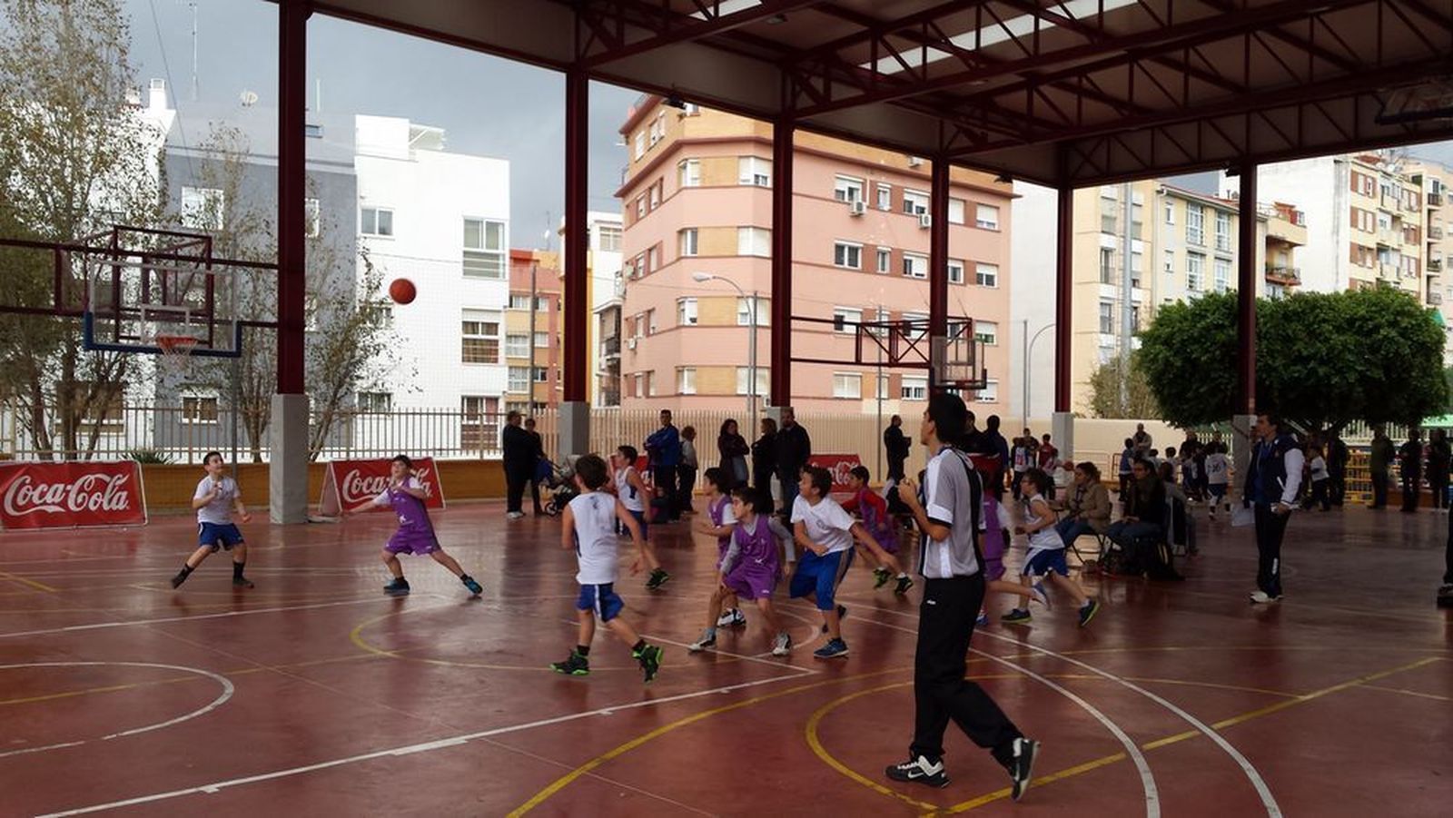 Niños entrenando a baloncesto en las instalaciones del colegio Lex Flavia Malacitana.