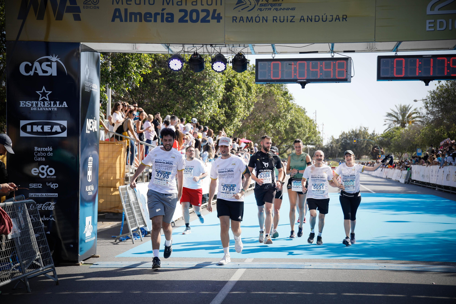 Imágenes de la llegada de la Media maratón Ciudad de Almería