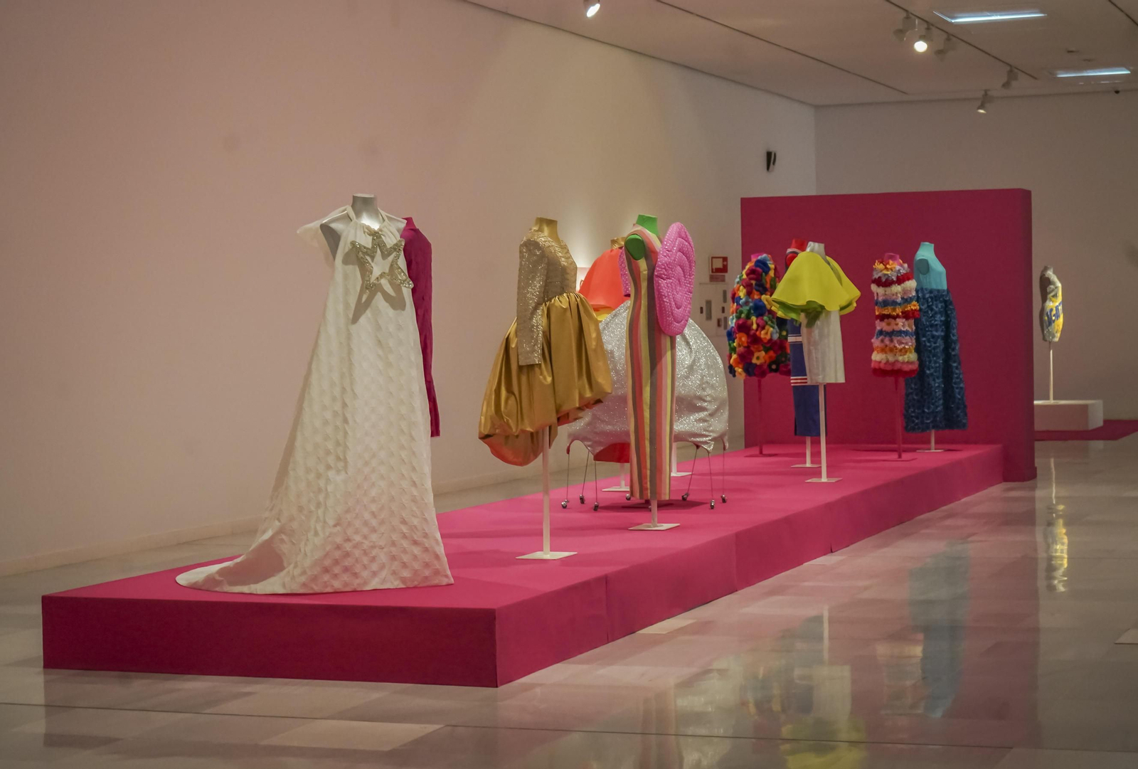 Agatha Ruiz de la Prada expone en Granada una retrospectiva de sus últimos 35 años de carrera, en imágenes