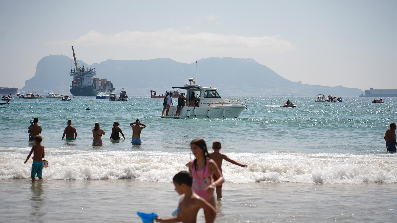 Fotos del ambiente en la playa de El Rinconcillo en la Romería Marítima de la Virgen de la Palma