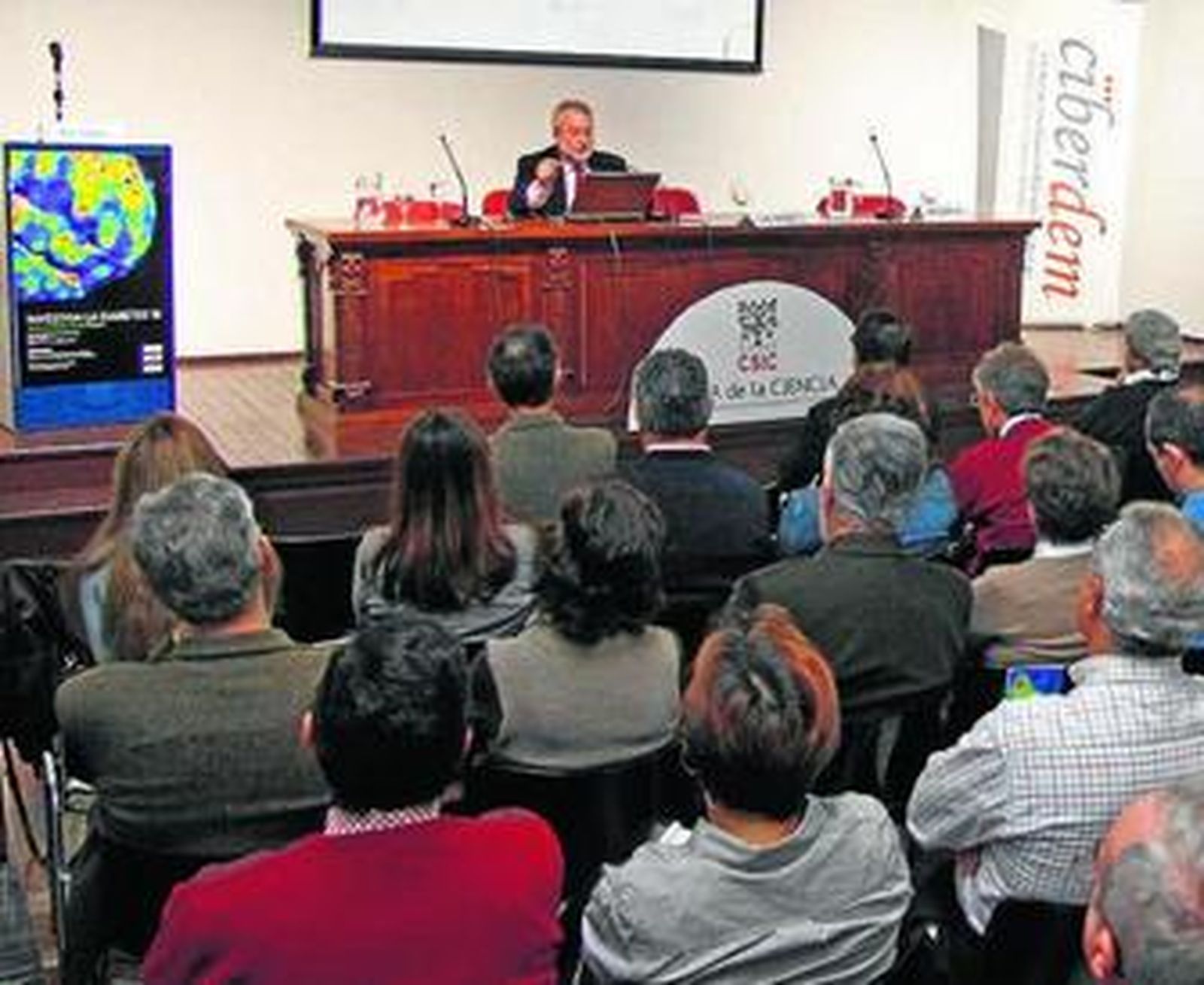 El público en la jornada divulgativa, ayer en el Pabellón de Perú.