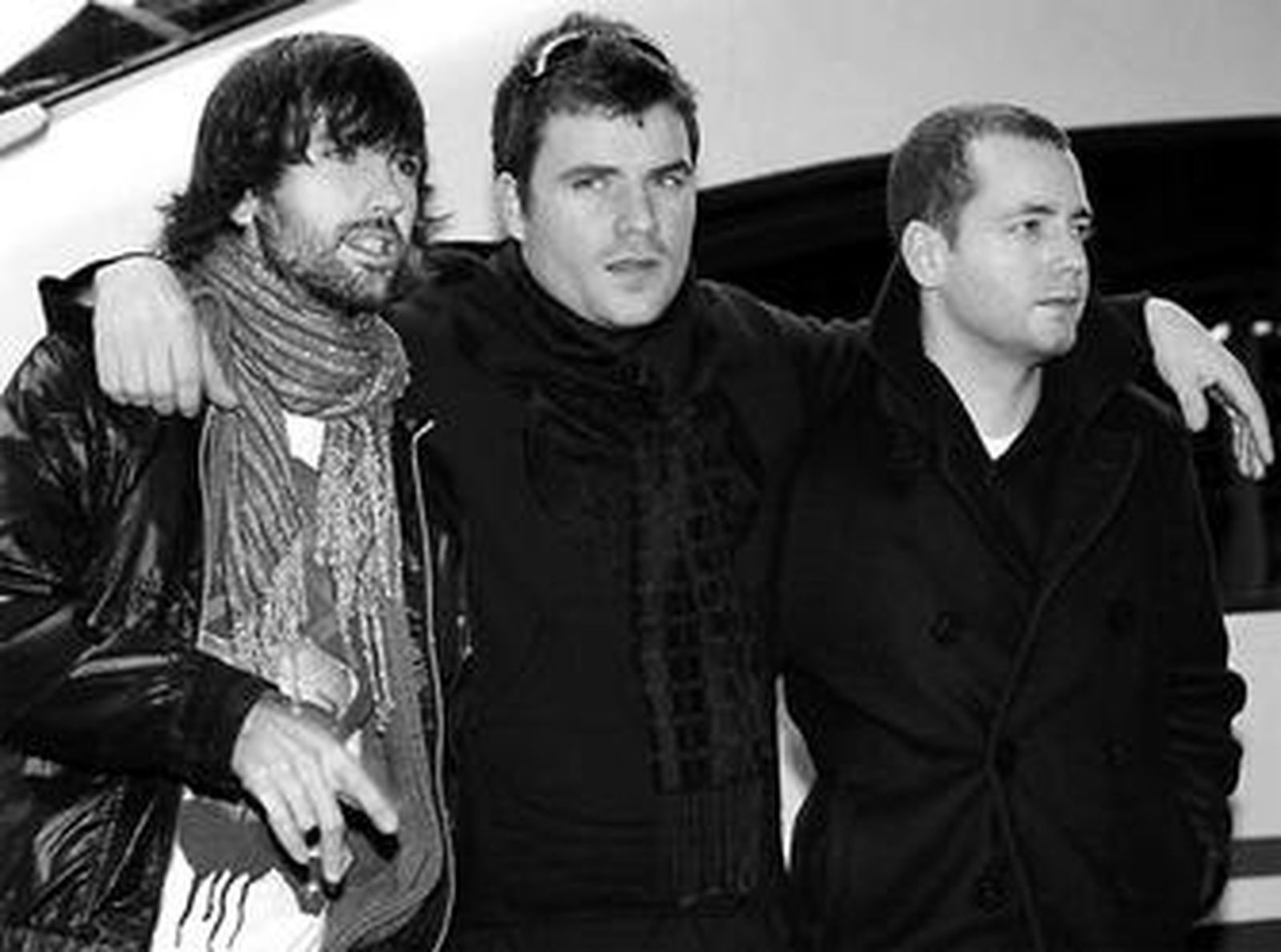 David Otero, Dani Martín y Chema Ruiz, de El Canto del Loco, antes de subir al AVE rumbo a Barcelona.