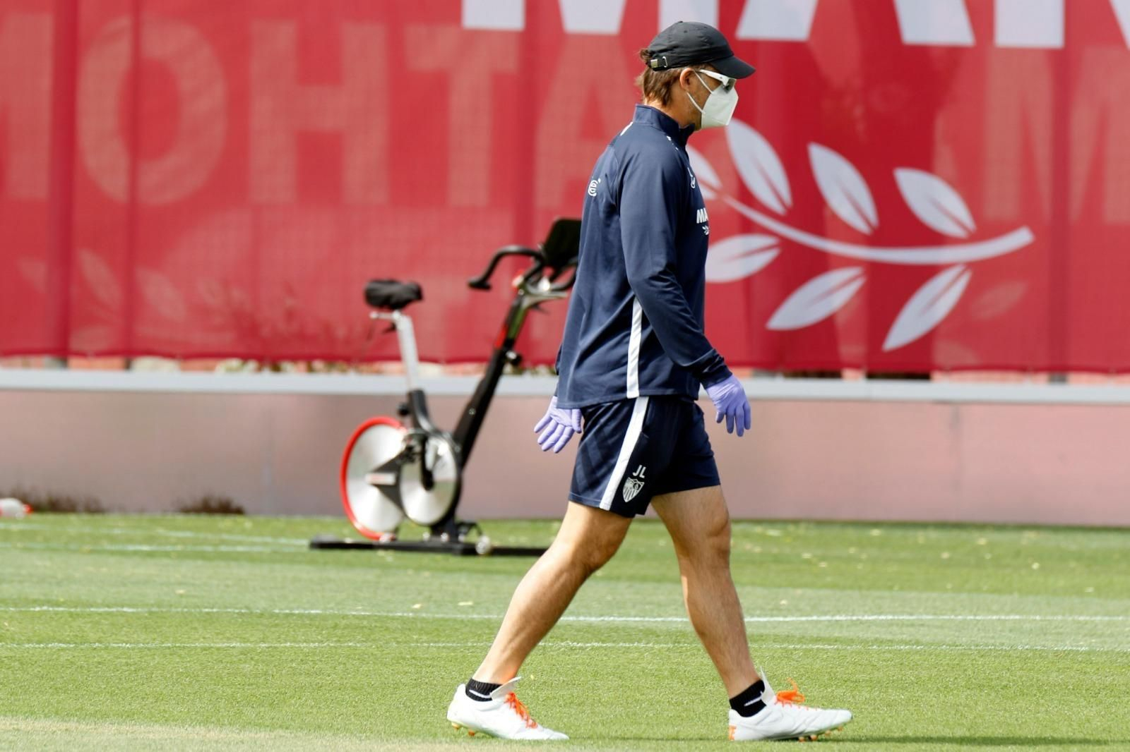 Lopetegui, pertrechado higiénicamente, en la ciudad deportiva
