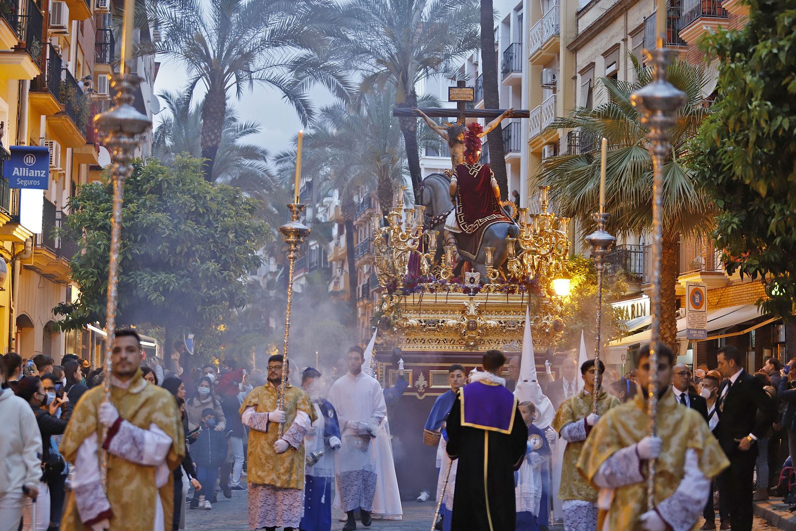 La Hermandad de la Sagrada Lanzada hace su estación de penitencia por las calles de Huelva