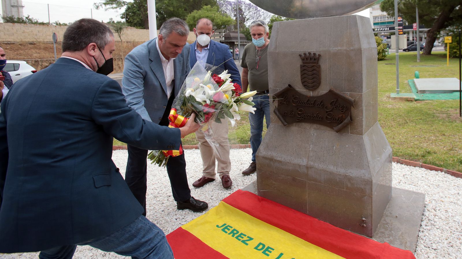 Ortega Smith asiste al homenaje de Vox al guardia civil Agustín Cárdenas en Jerez