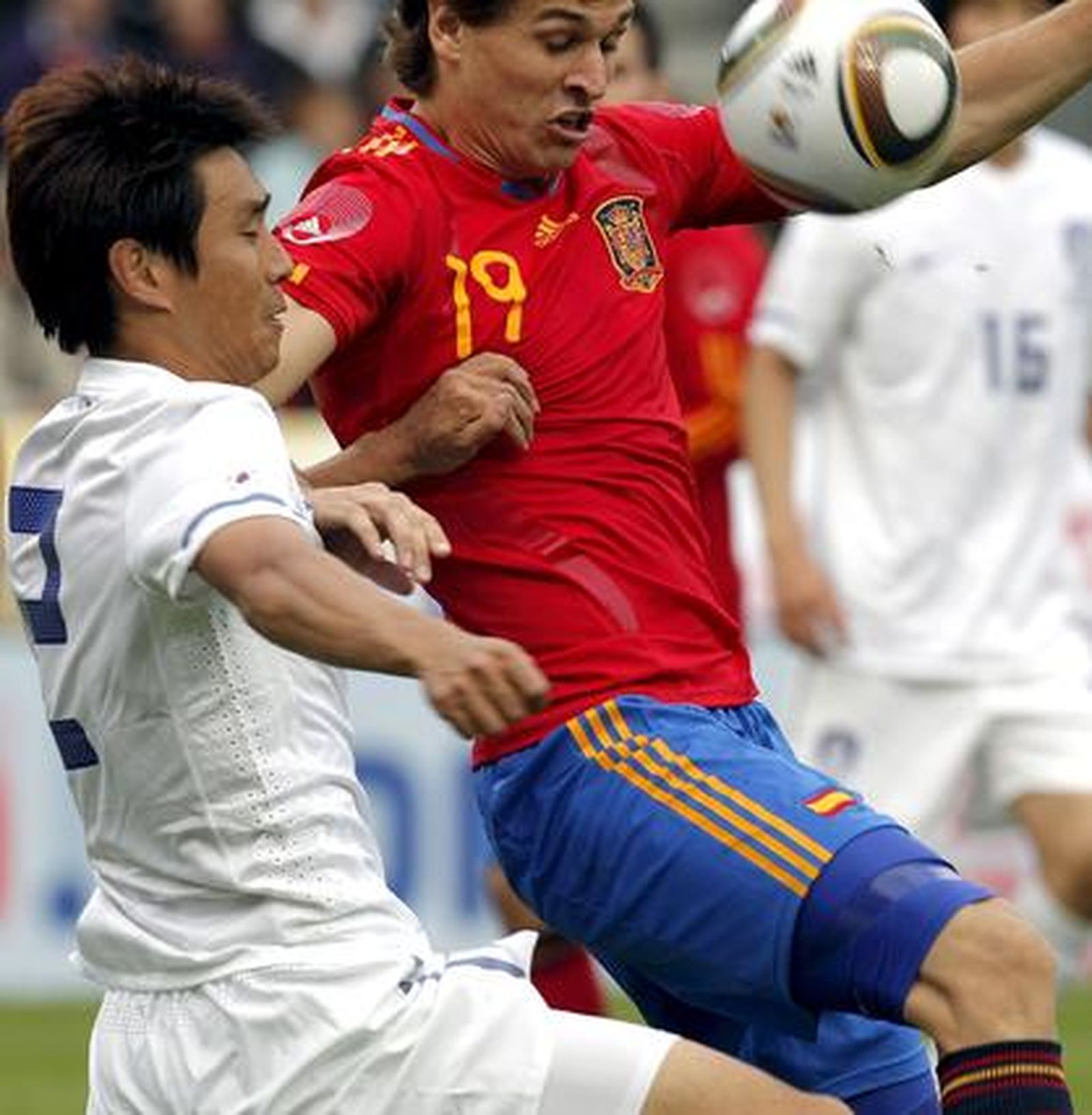 España sufre para superar a Corea en su penúltimo amistoso antes de viajar a Sudáfrica. / EFE