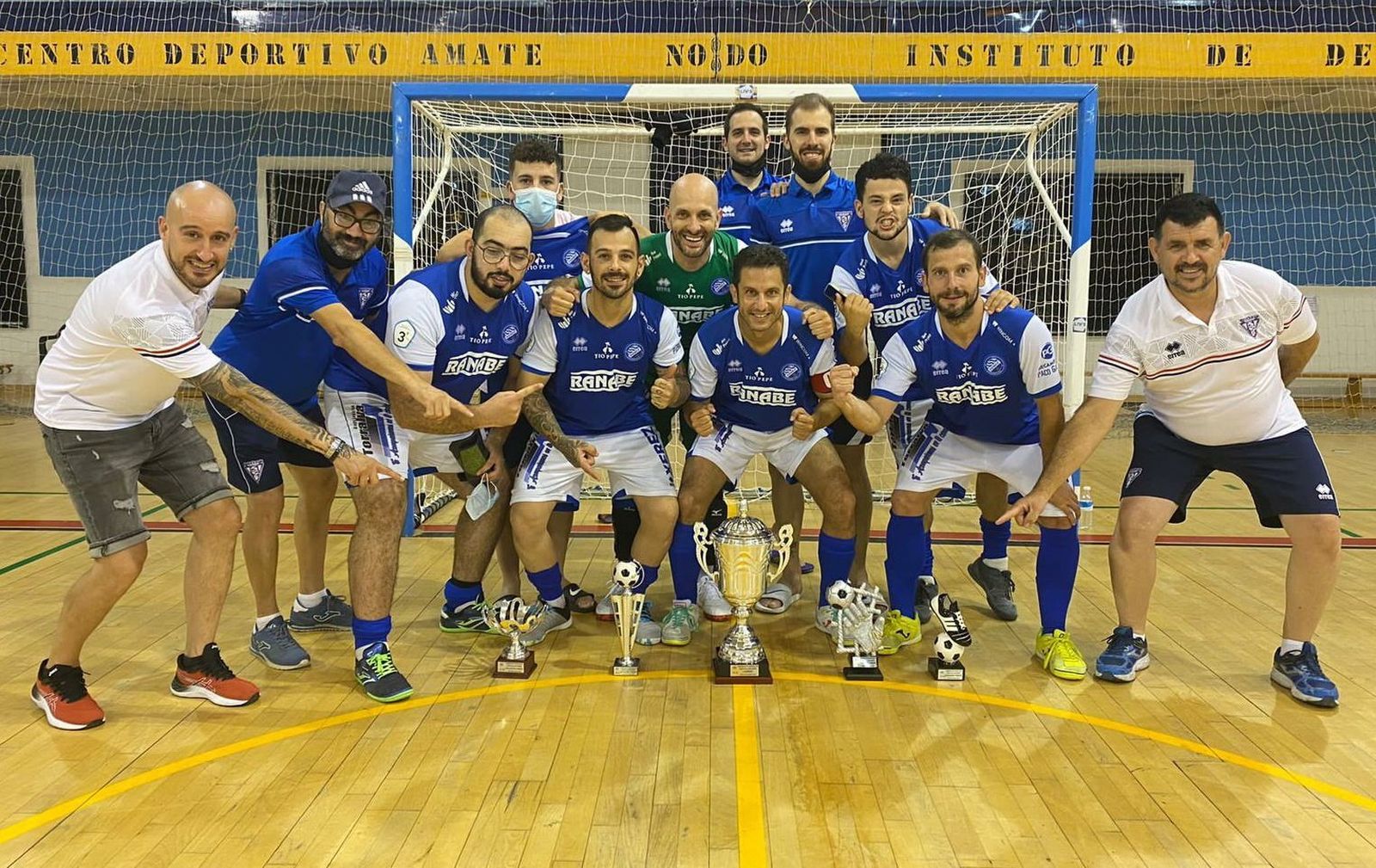 El Xerez DFC de sordos posa con su copa de campeón de Andalucía y con todos los trofeos conseguidos.