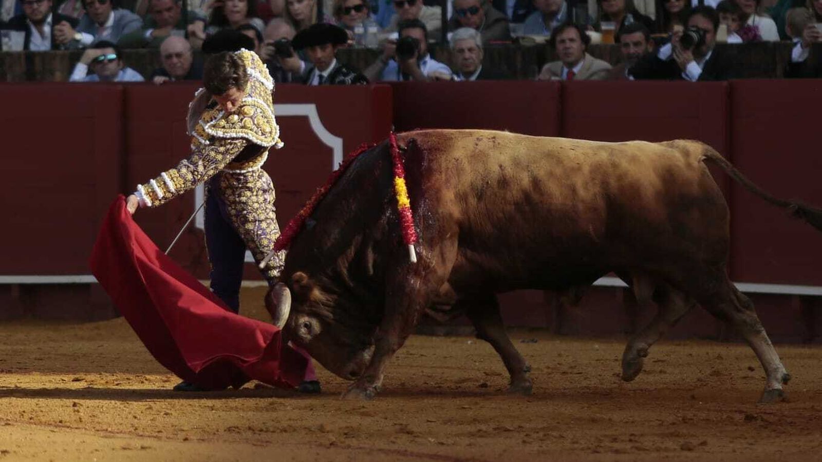 El Juli con la muleta ante su primer toro de Domingo Hernández.